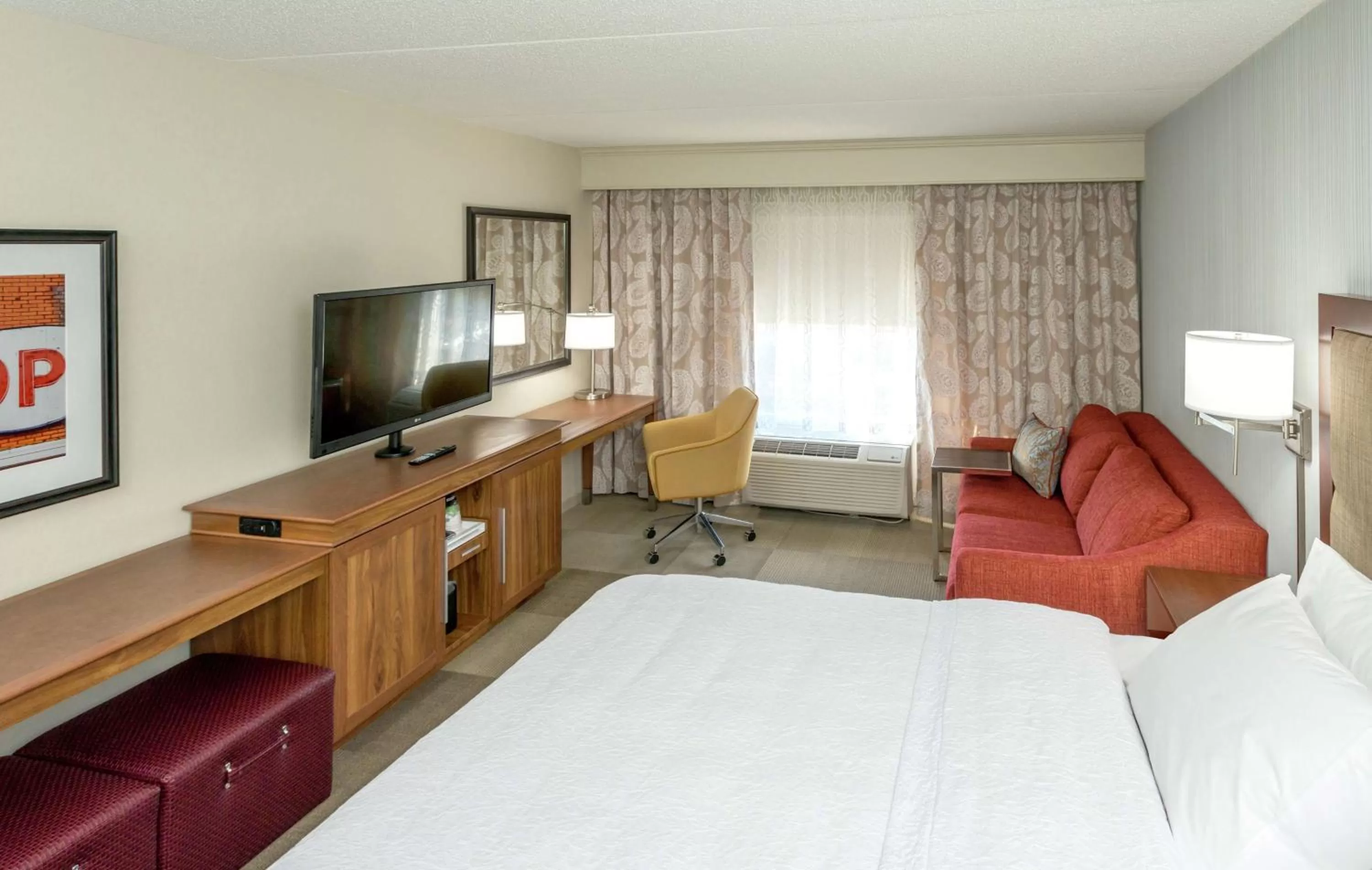Bedroom, Bed in Hampton Inn & Suites by Hilton Thunder Bay