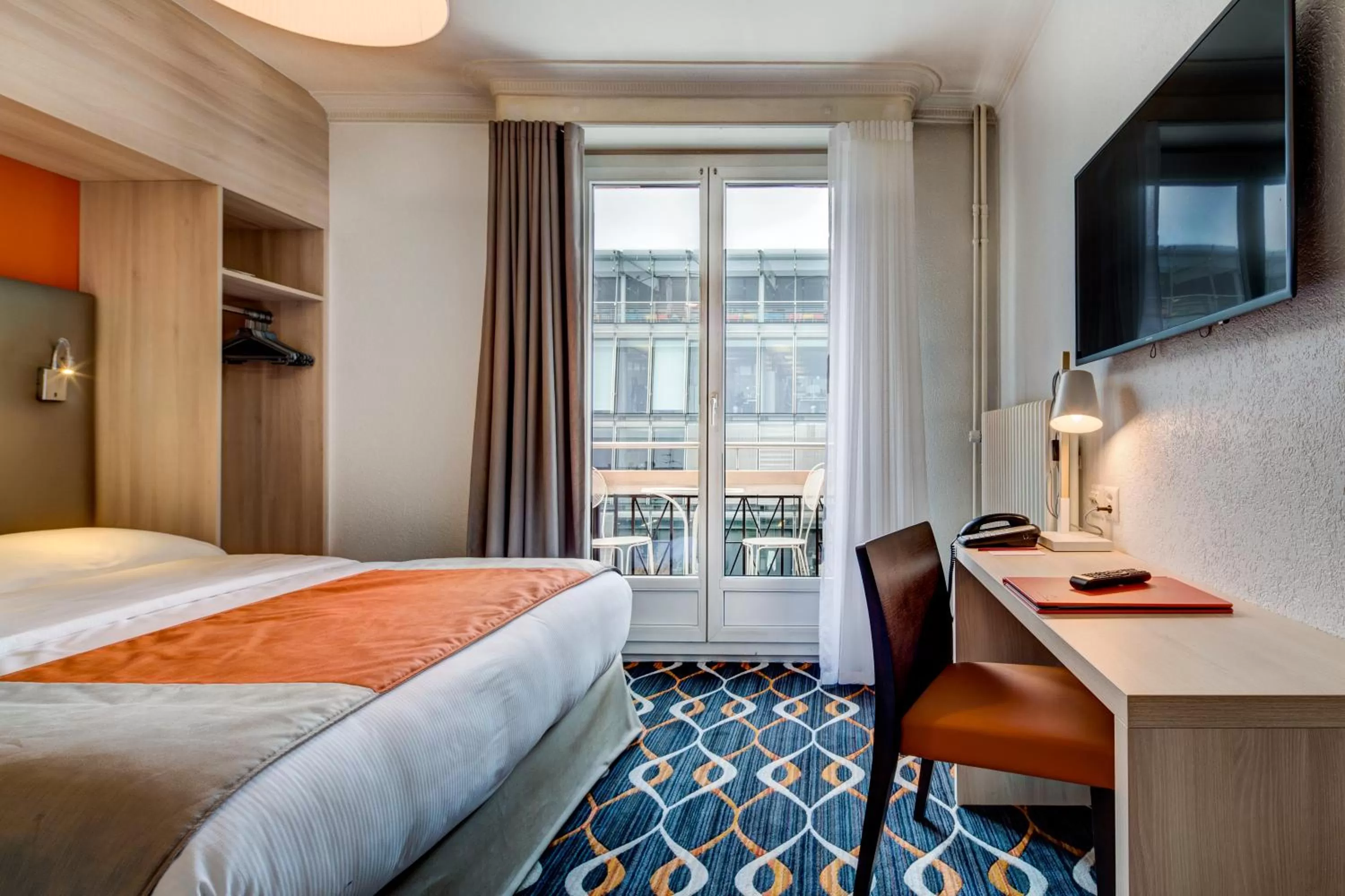 Shower, Bed in Hotel Eden