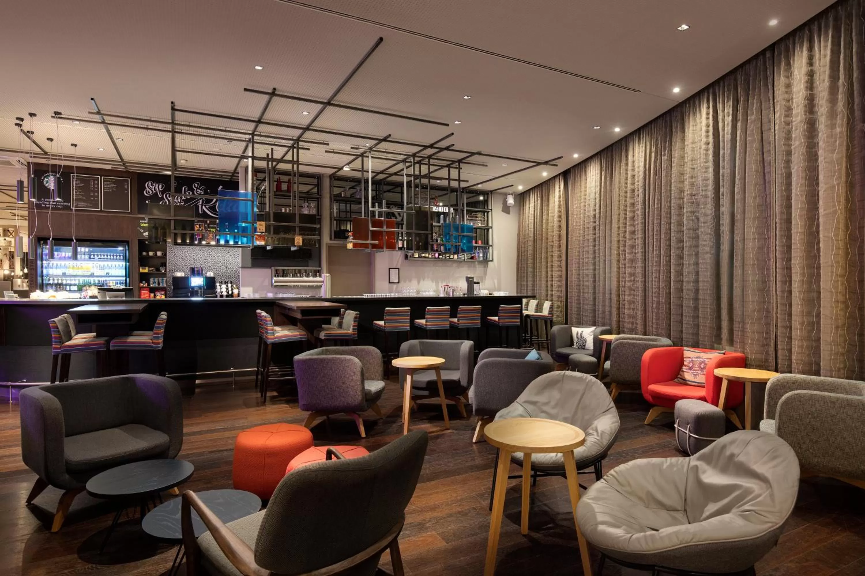 Lounge or bar in Holiday Inn Hamburg - City Nord by IHG