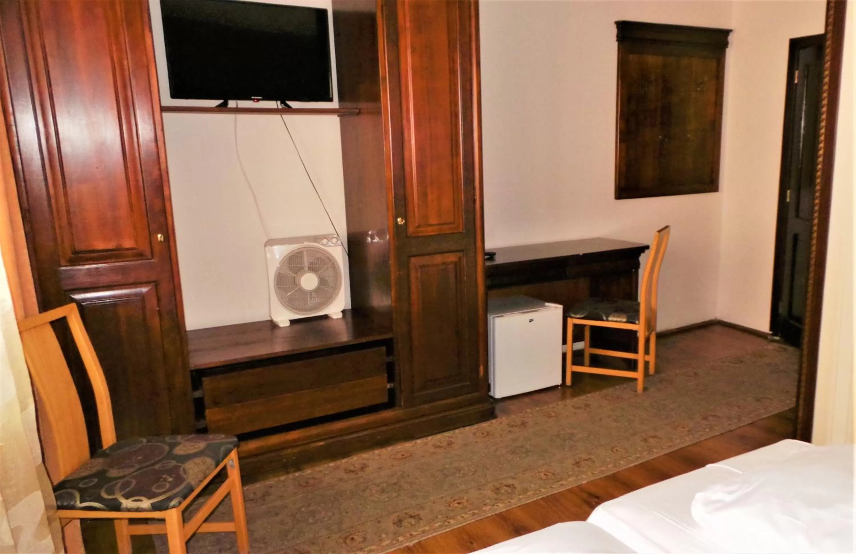 TV and multimedia, TV/Entertainment Center in Hotel Sonne