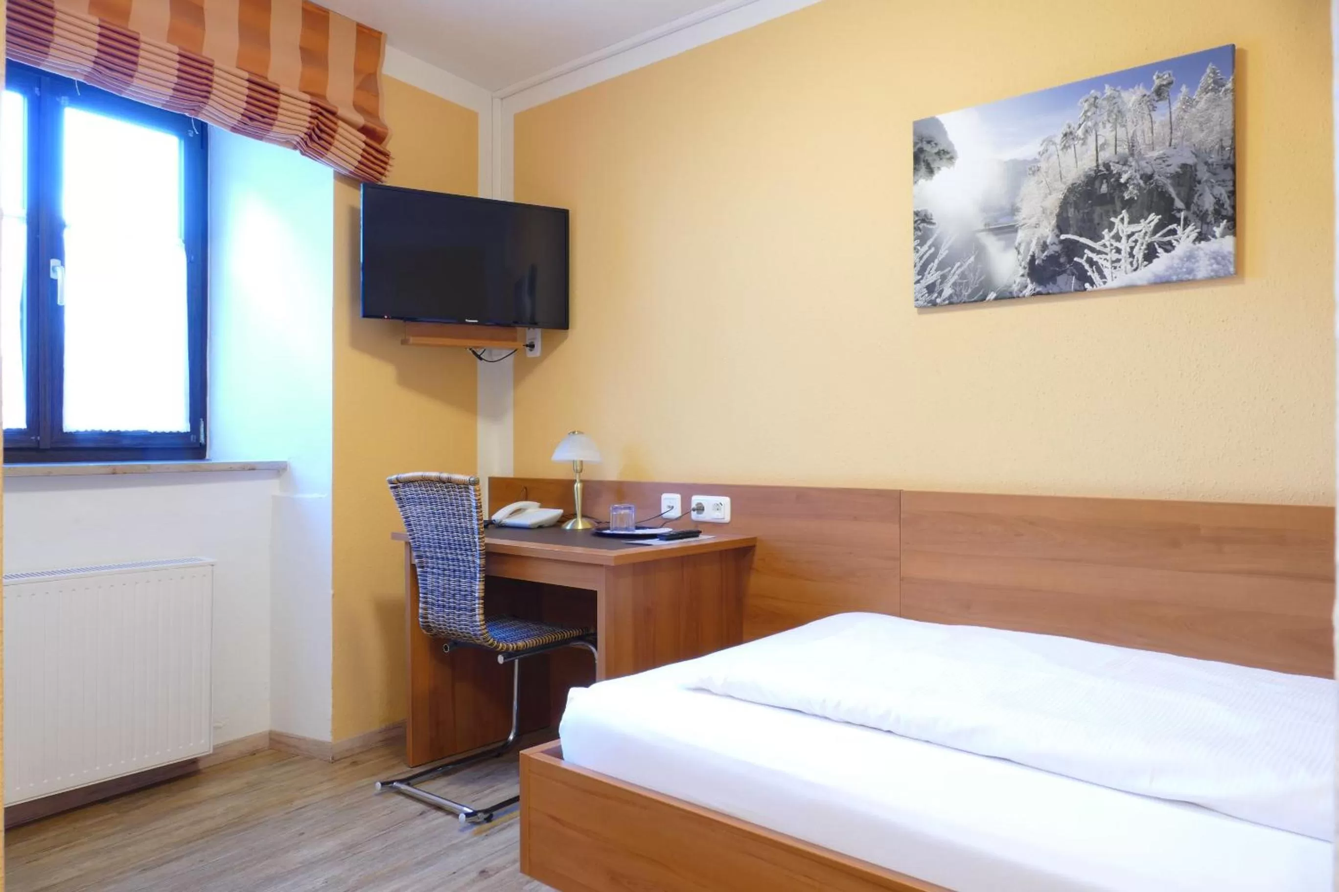 Photo of the whole room, Bed in Altstadthotel "Zum Hechten"