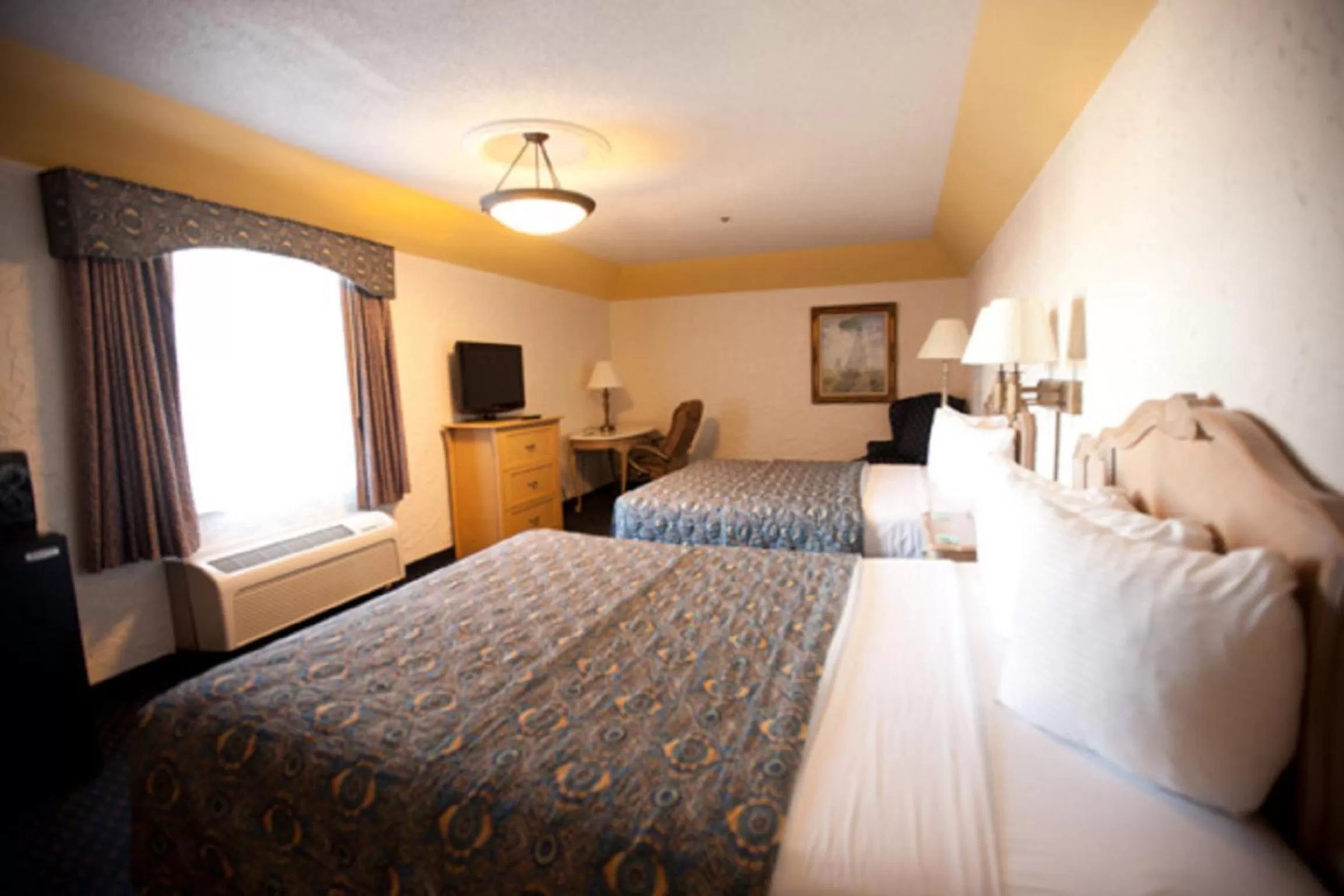 Bed in Chateau Hotel and Conference Center