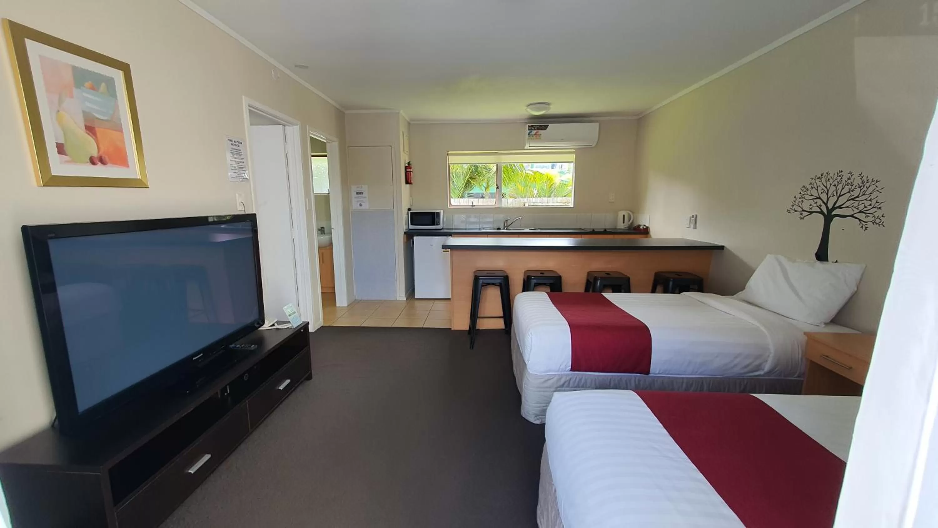 Living room, Bed in Ocean Inn Motel