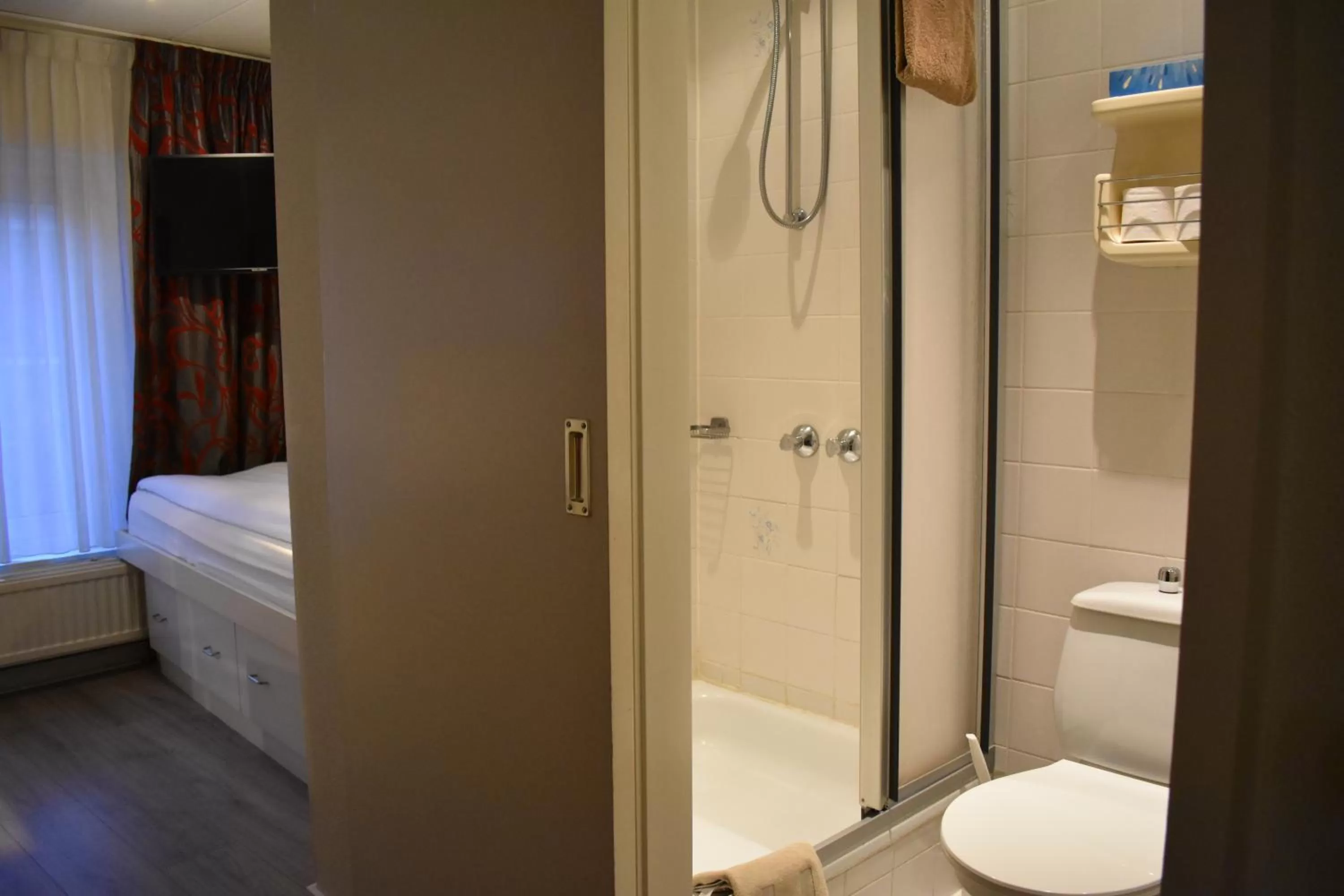 Shower, Bed in Hotel Atlanta