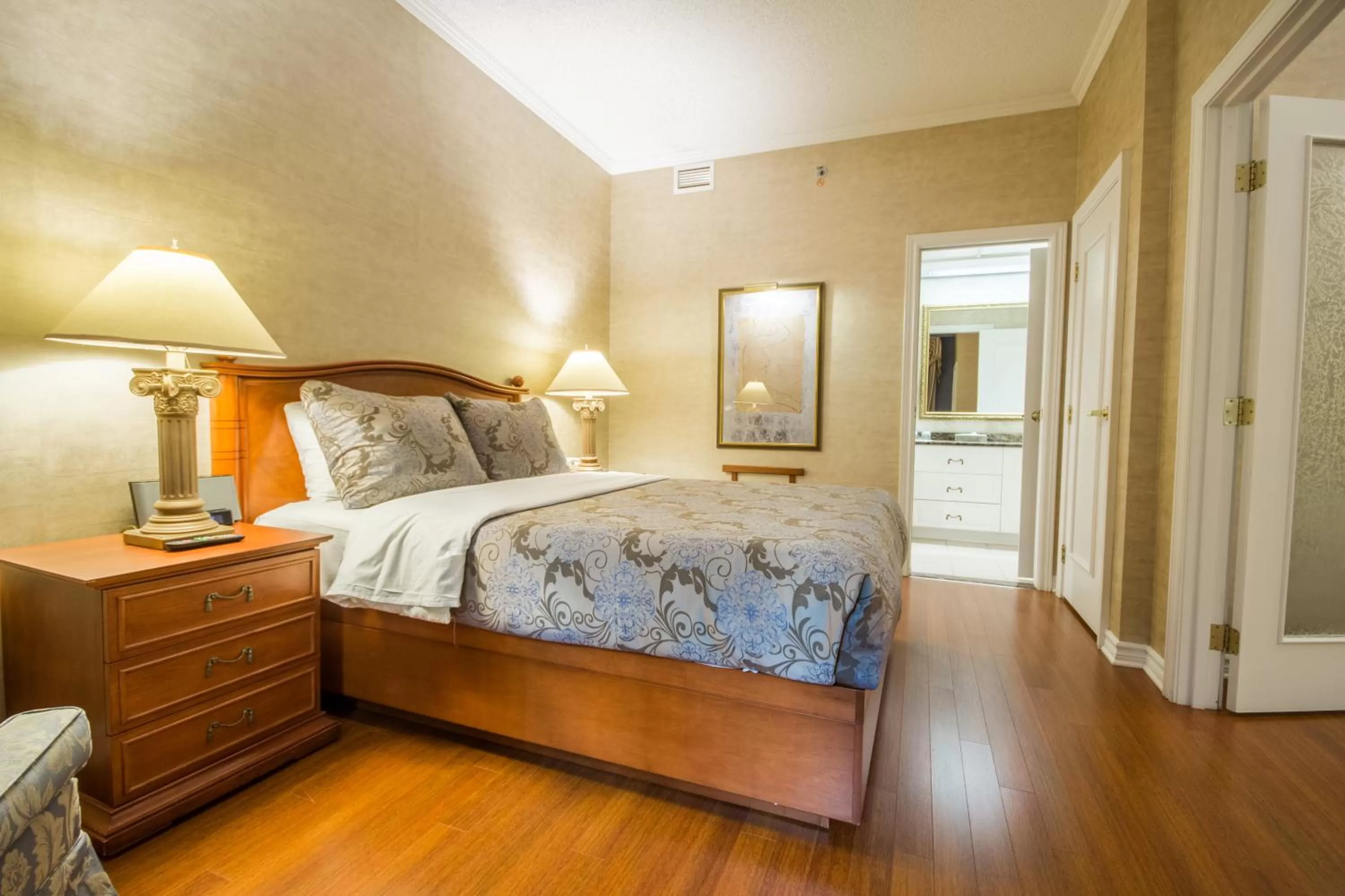 Suite, 1 Queen Bed and Sofa-Bed (Interior) in Hôtel Palace Royal Centre-Ville Québec par JARO