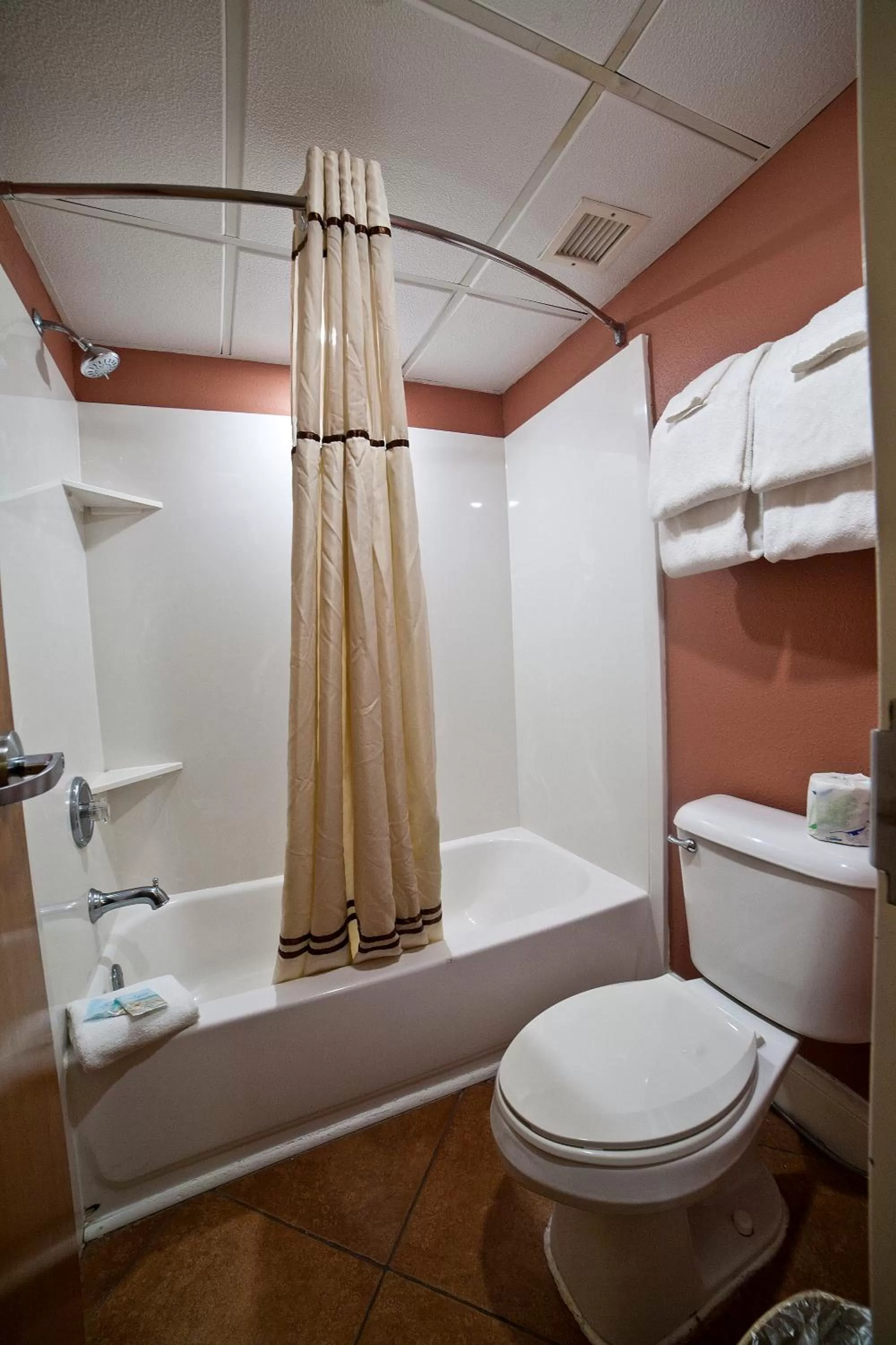 Bathroom, Bed in DeSoto Beach Hotel