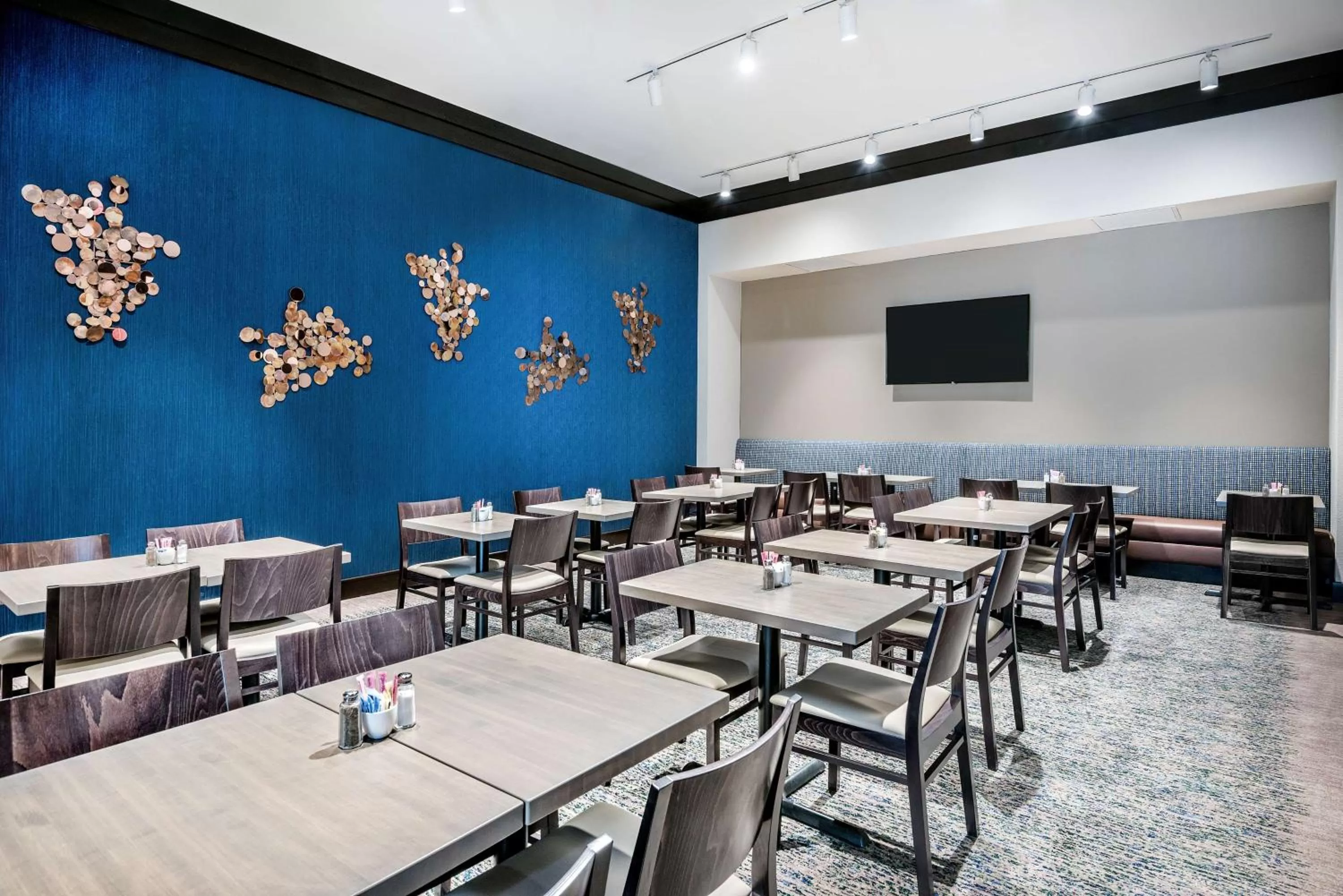 Dining area in Embassy Suites By Hilton College Station