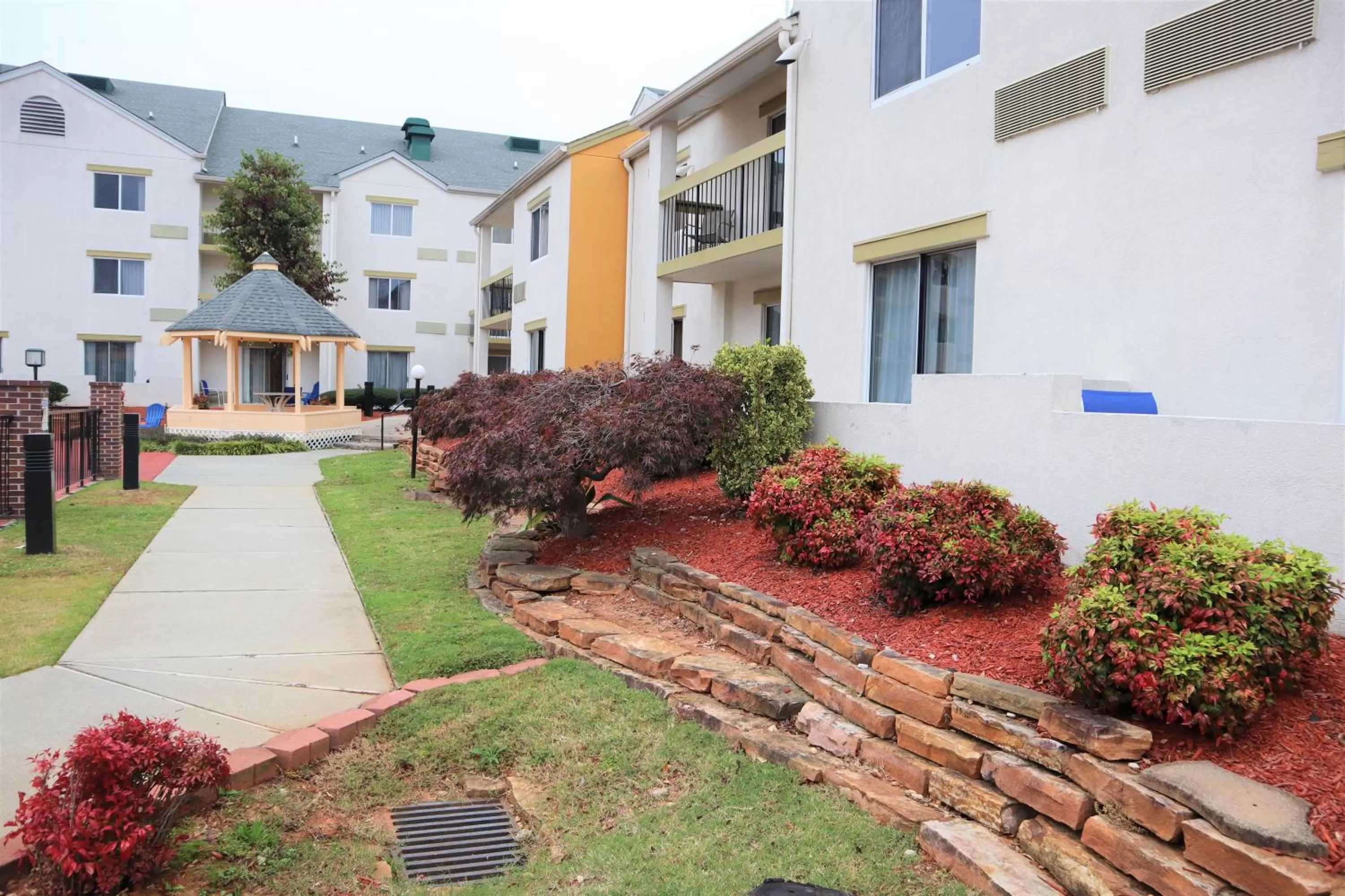 Inner courtyard view in Baymont by Wyndham Norcross Atlanta