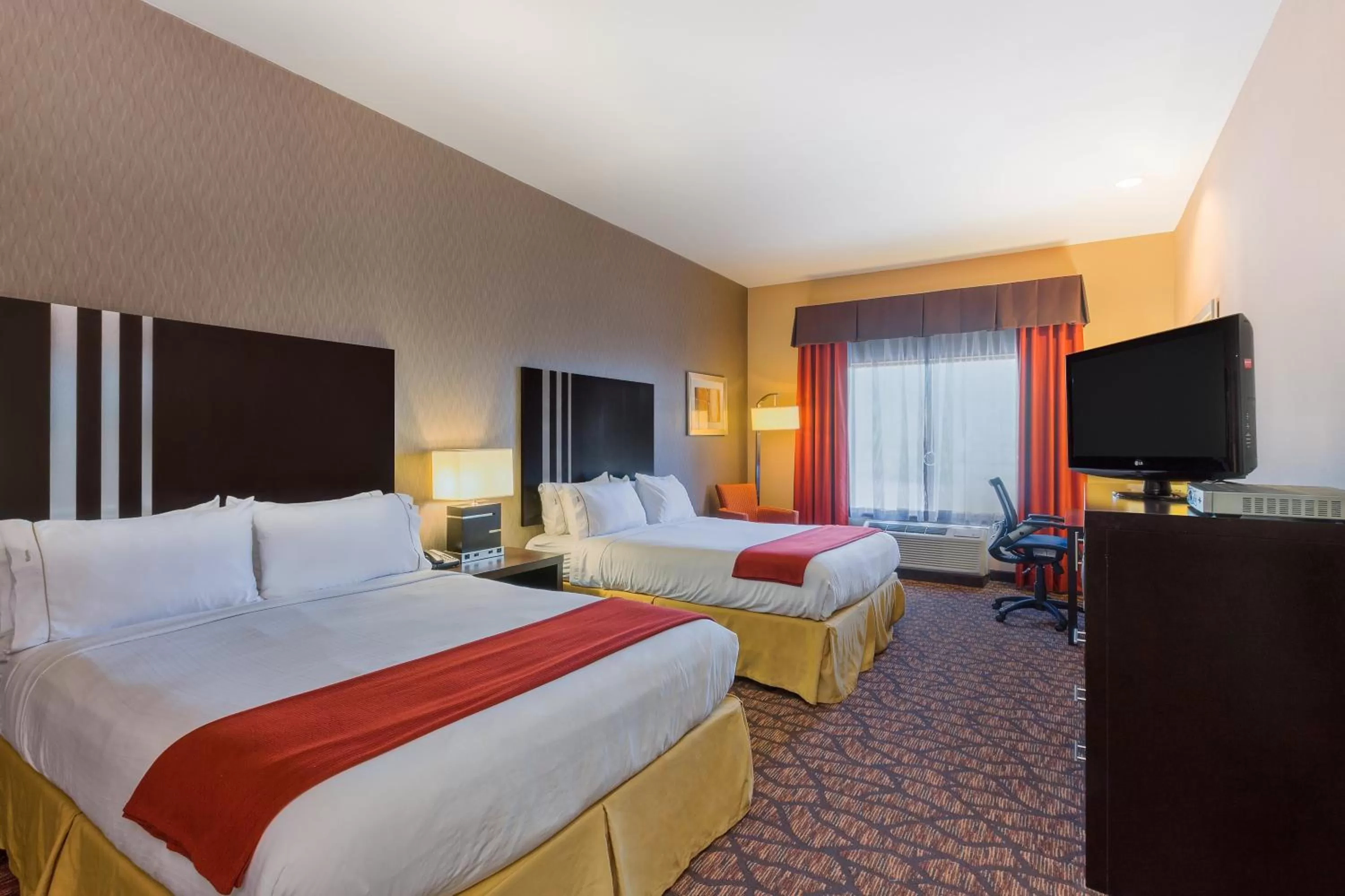 Photo of the whole room, Bed in Holiday Inn Express and Suites Alpine by IHG