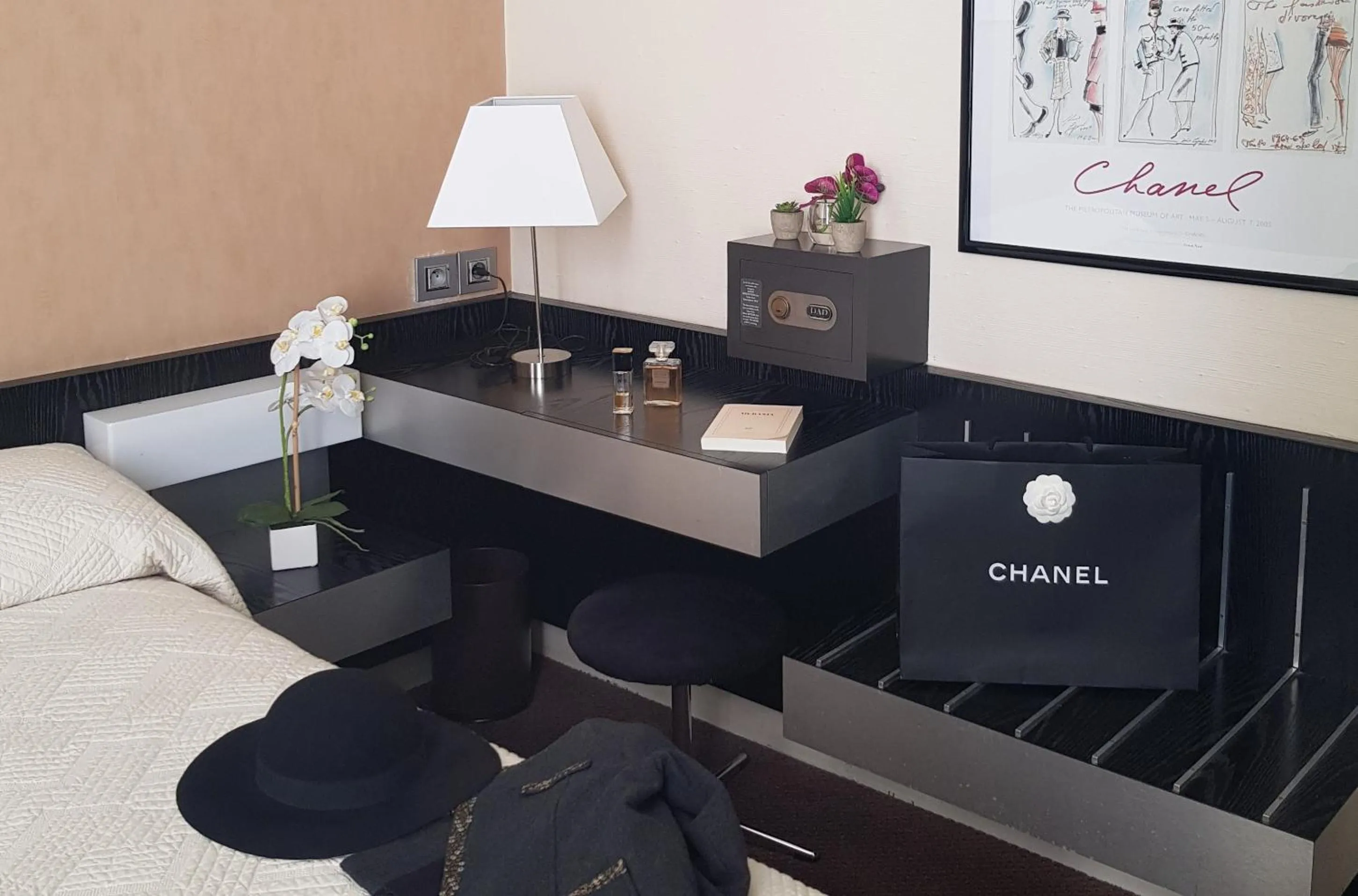 Seating area, Bed in HOTEL ALISON