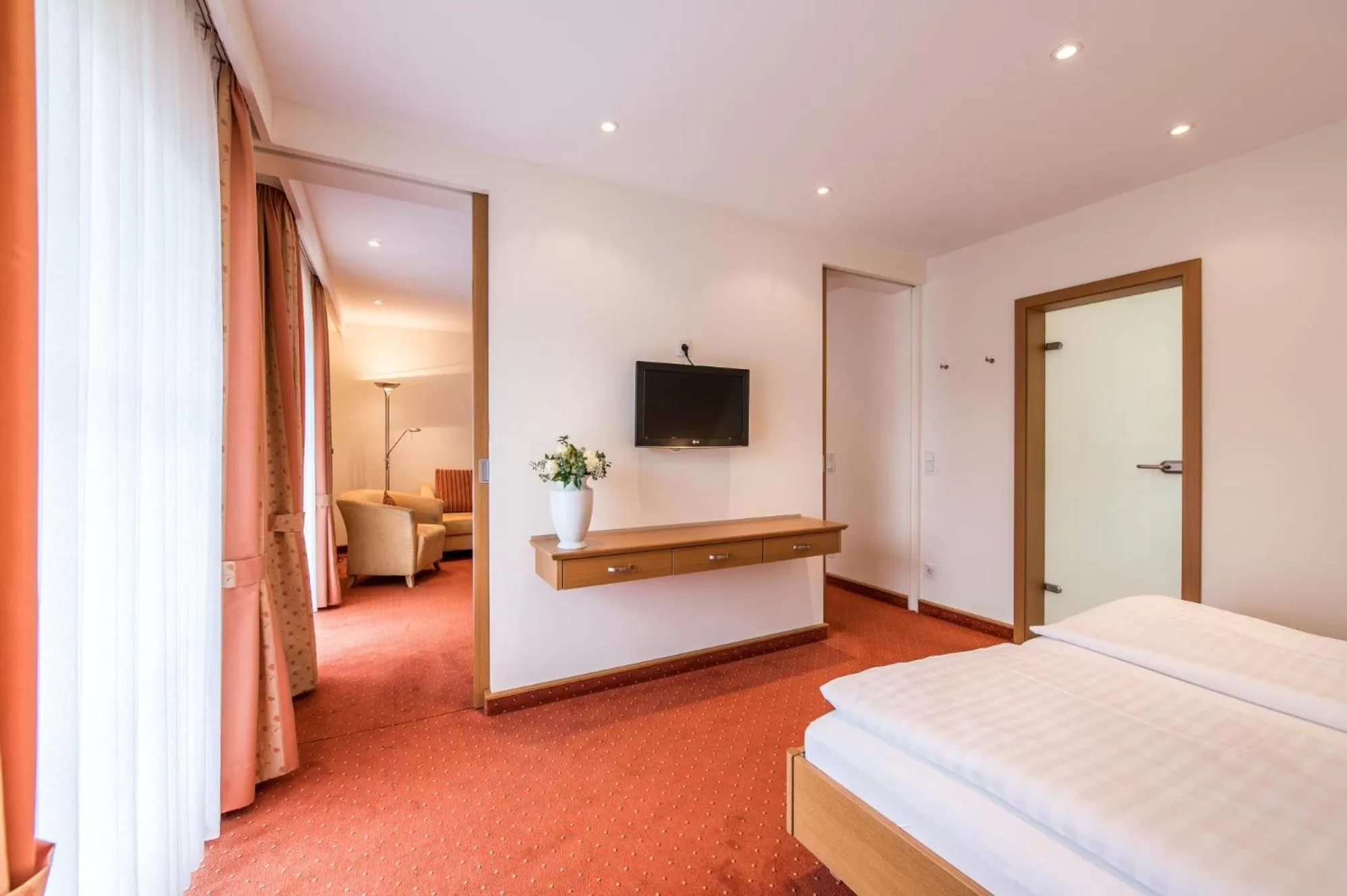 Photo of the whole room, Bed in Hotel Hanses-Bräutigam