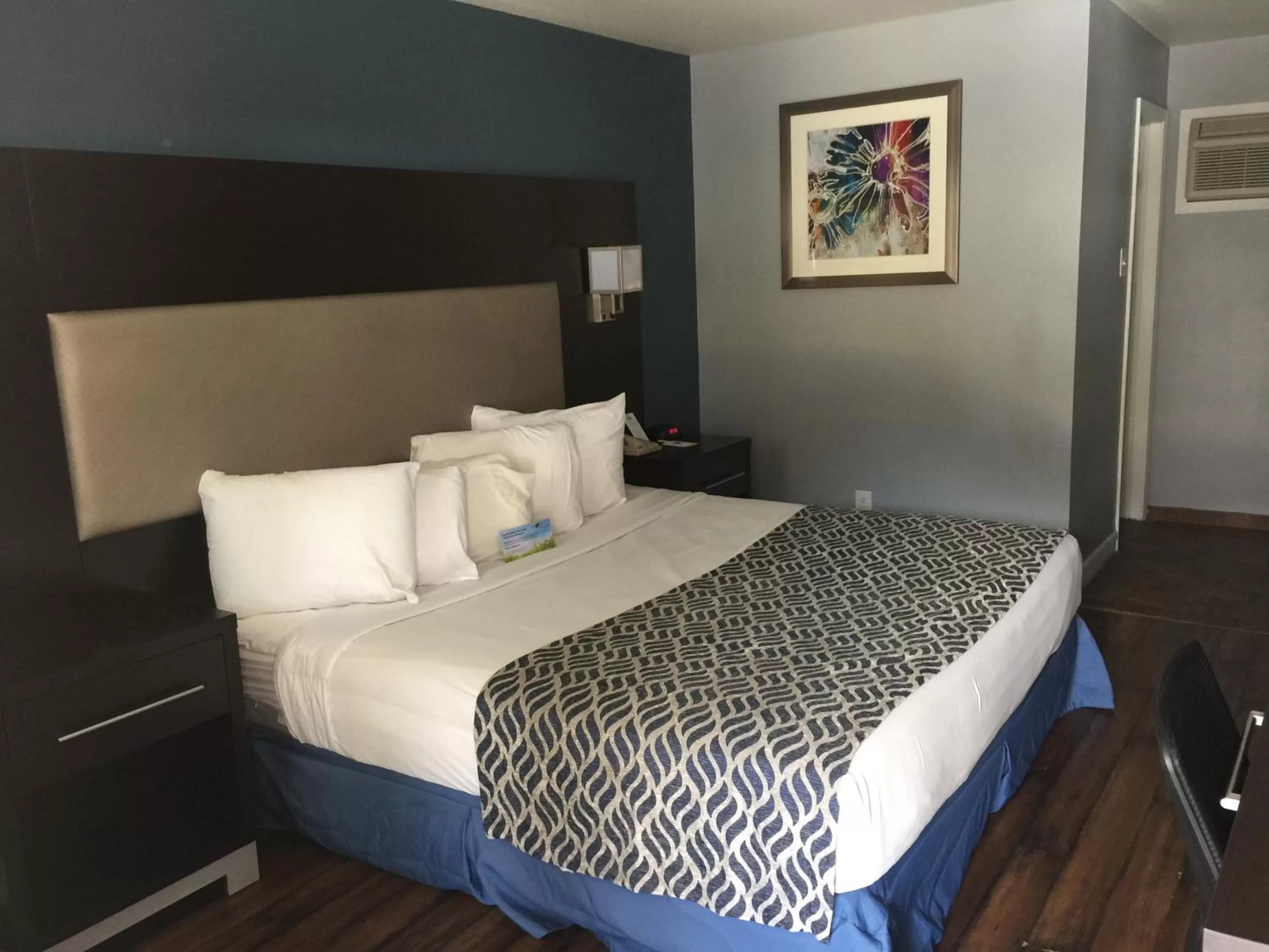 King Room with Roll-In Shower - Mobility Access/Non-Smoking in Days Inn by Wyndham Austin/University/Downtown