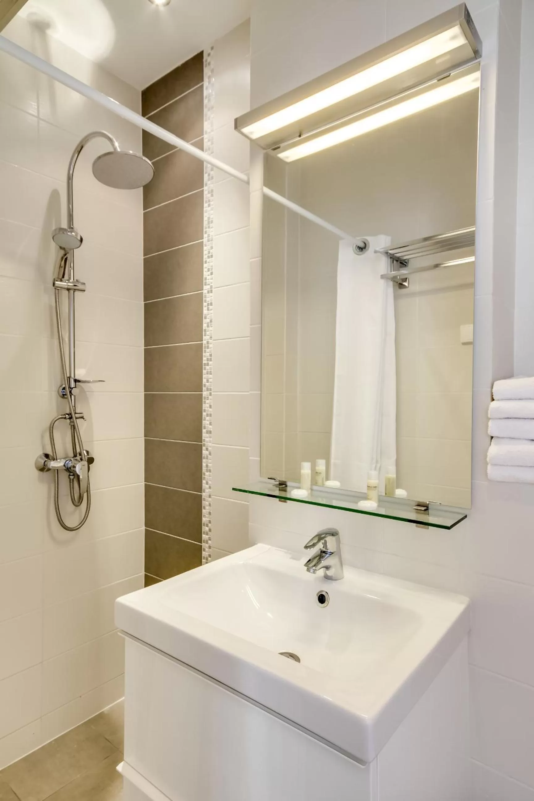 Bathroom in Hôtel Le Mondon Metz