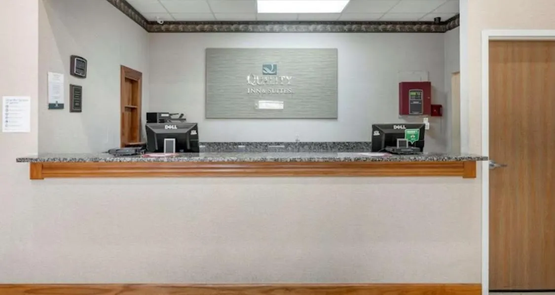 Lobby/Reception in Quality Inn & Suites South Obetz