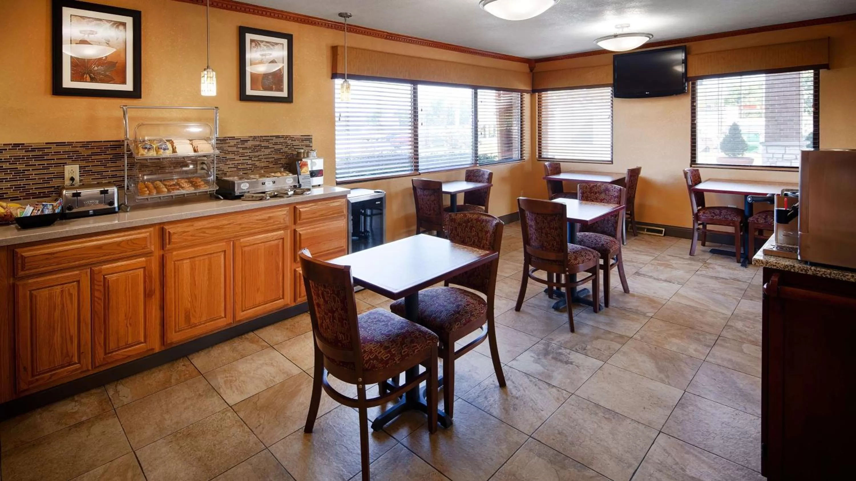 Restaurant/places to eat in Best Western Martinsville Inn
