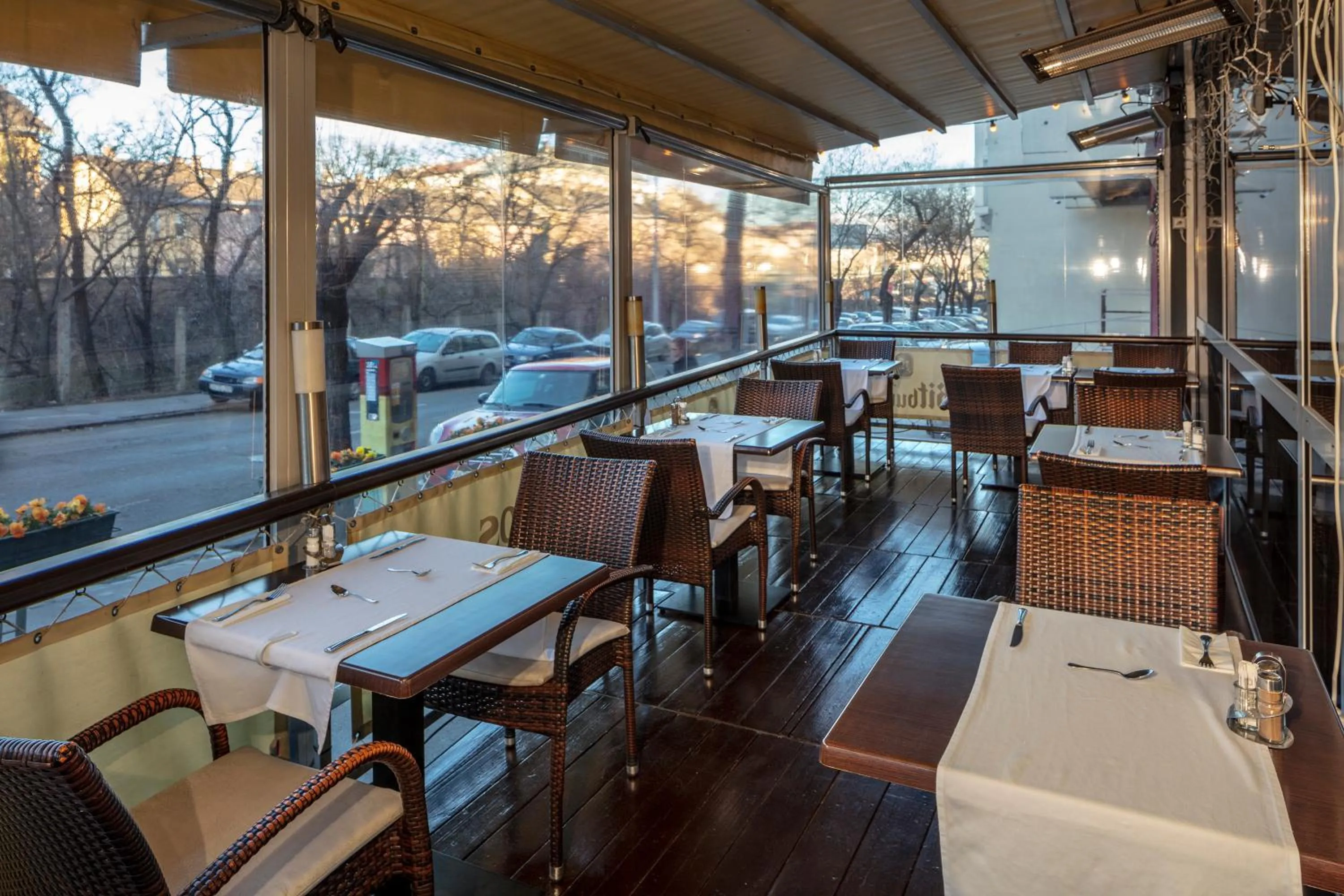 Restaurant/places to eat in Hotel Charles