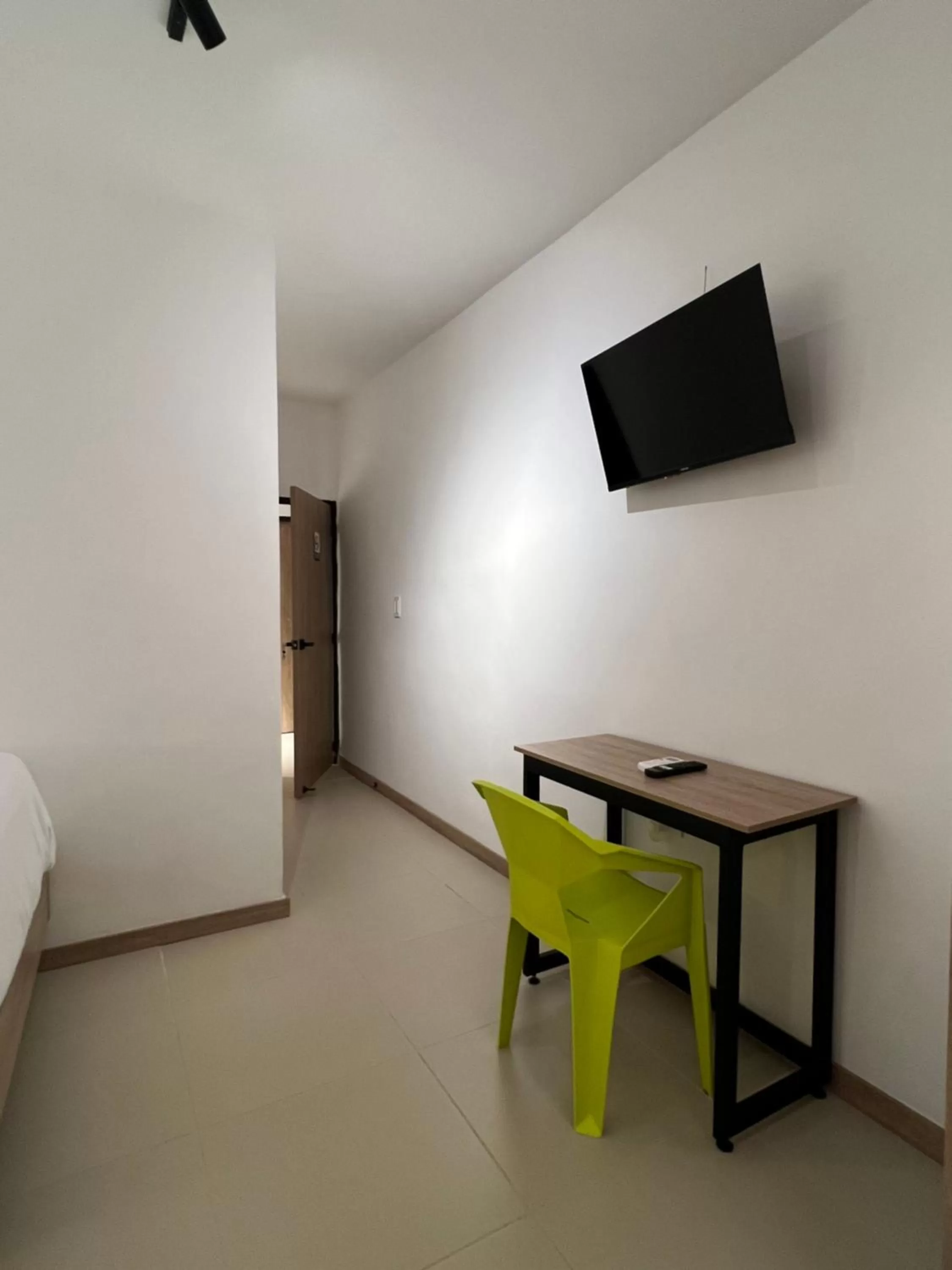 hair dresser, TV/Entertainment Center in HOTEL 9.5 SAN FERNANDO