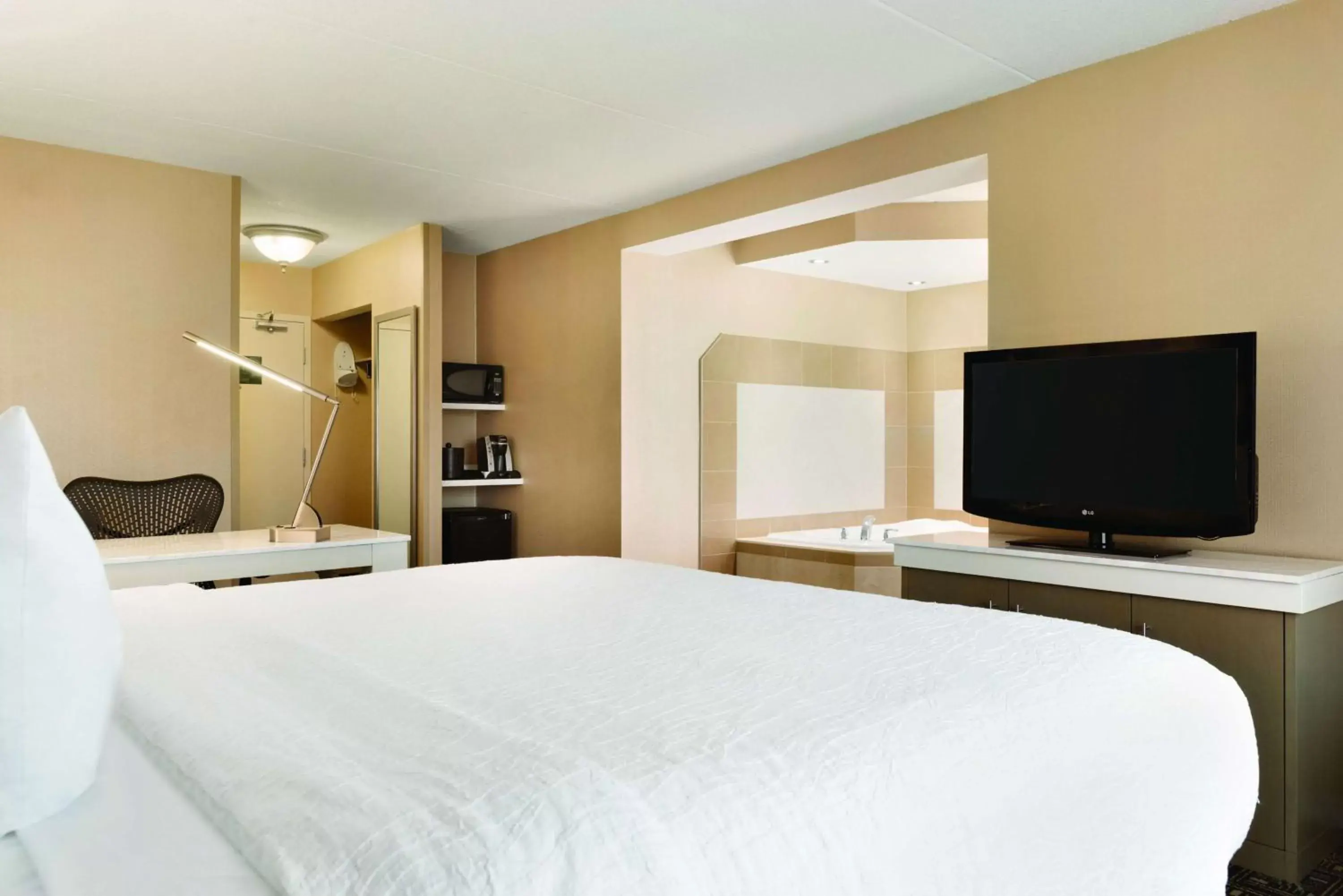 King Room with Whirlpool in Hilton Garden Inn Niagara-on-the-Lake King Room with Whirlpool in Hilton Garden Inn Niagara-on-the-Lake