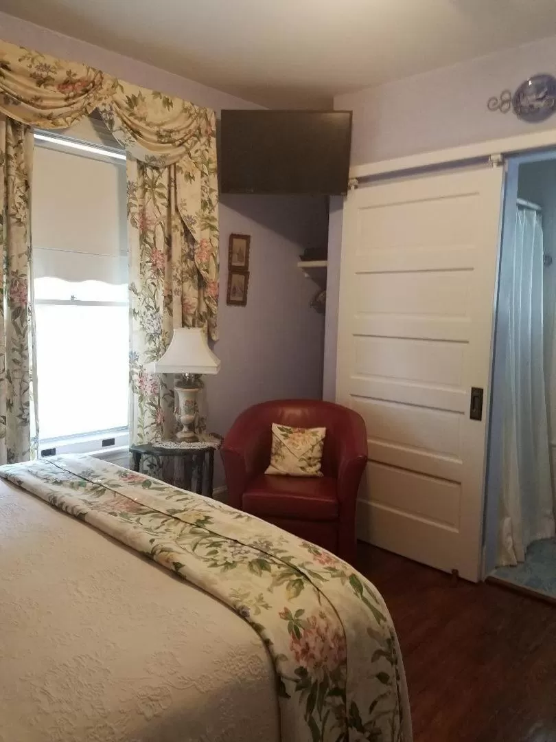 Bed in Back INN Time B&B