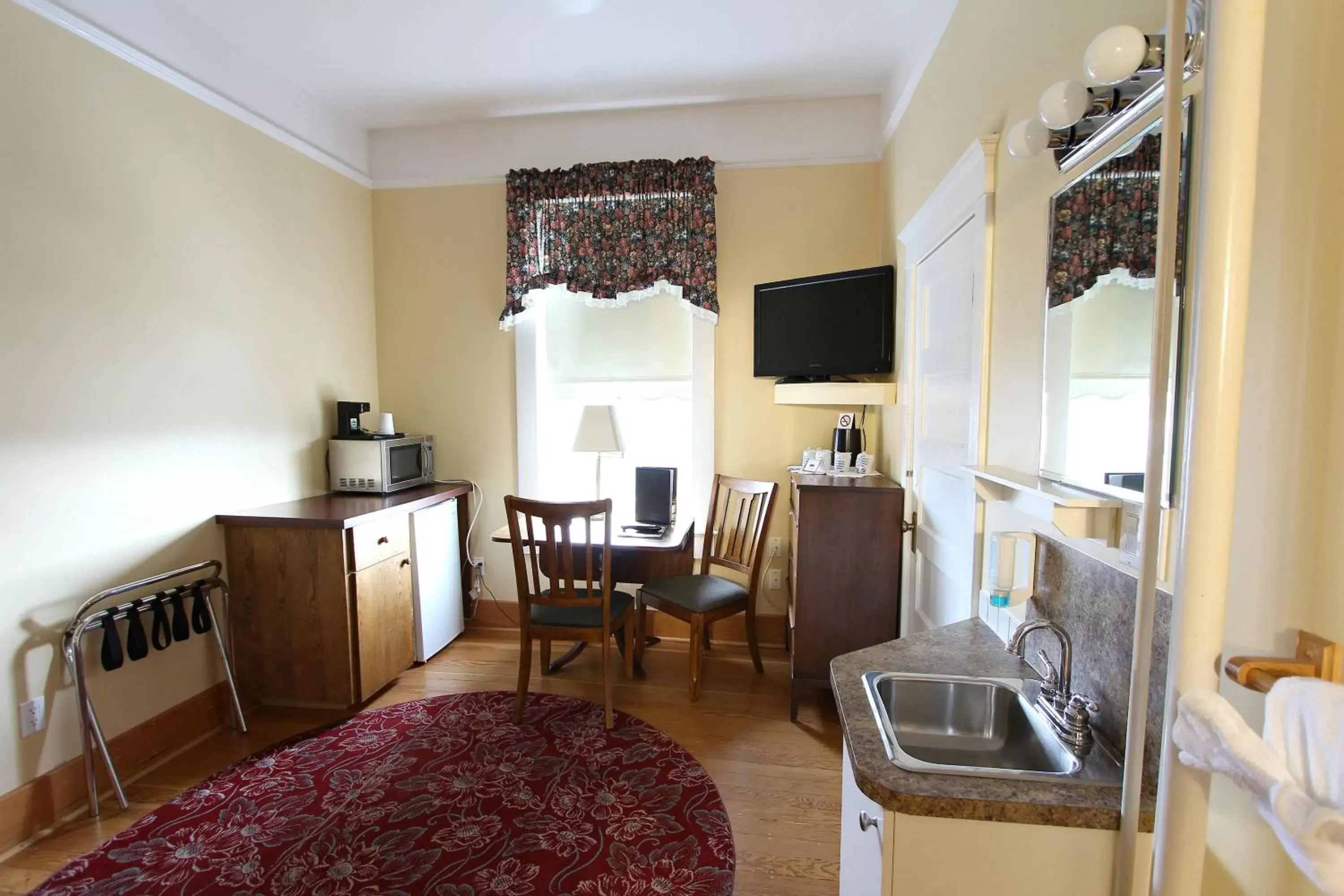 Antique Queen Suite in Royal Hotel Chilliwack Antique Queen Suite in Royal Hotel Chilliwack