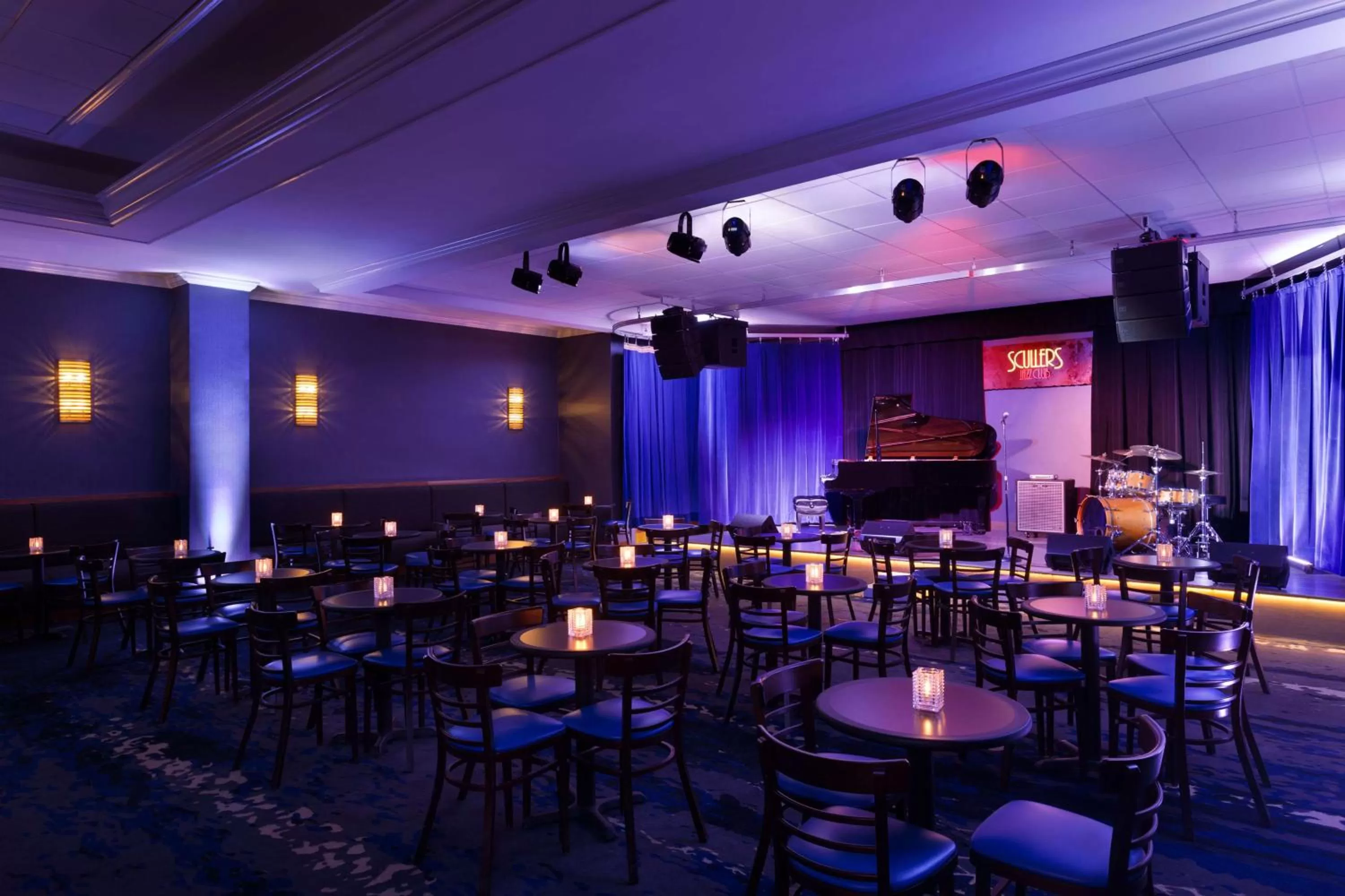 Lounge or bar in DoubleTree Suites by Hilton Hotel Boston - Cambridge