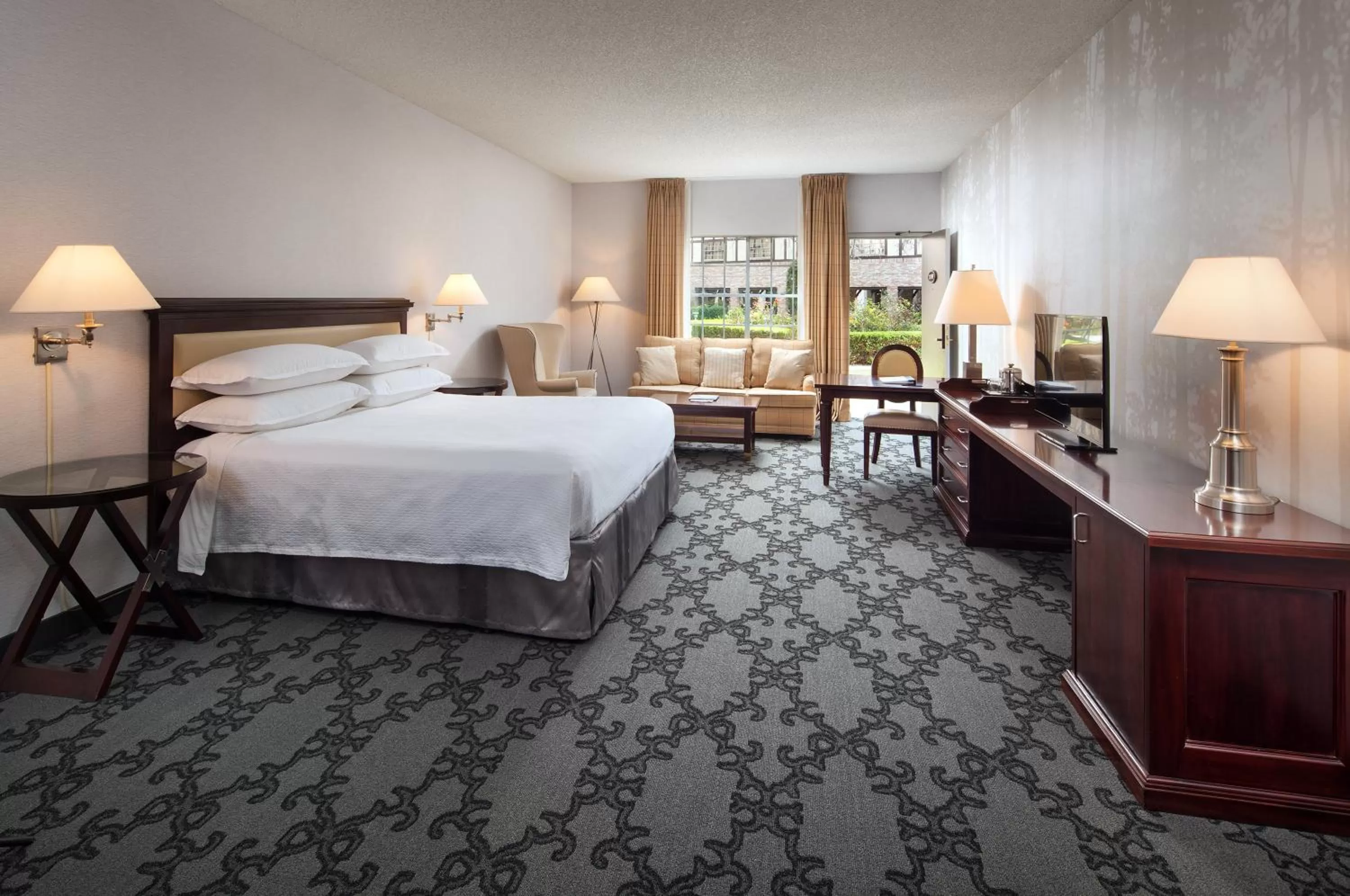 Photo of the whole room, Bed in Anaheim Majestic Garden Hotel