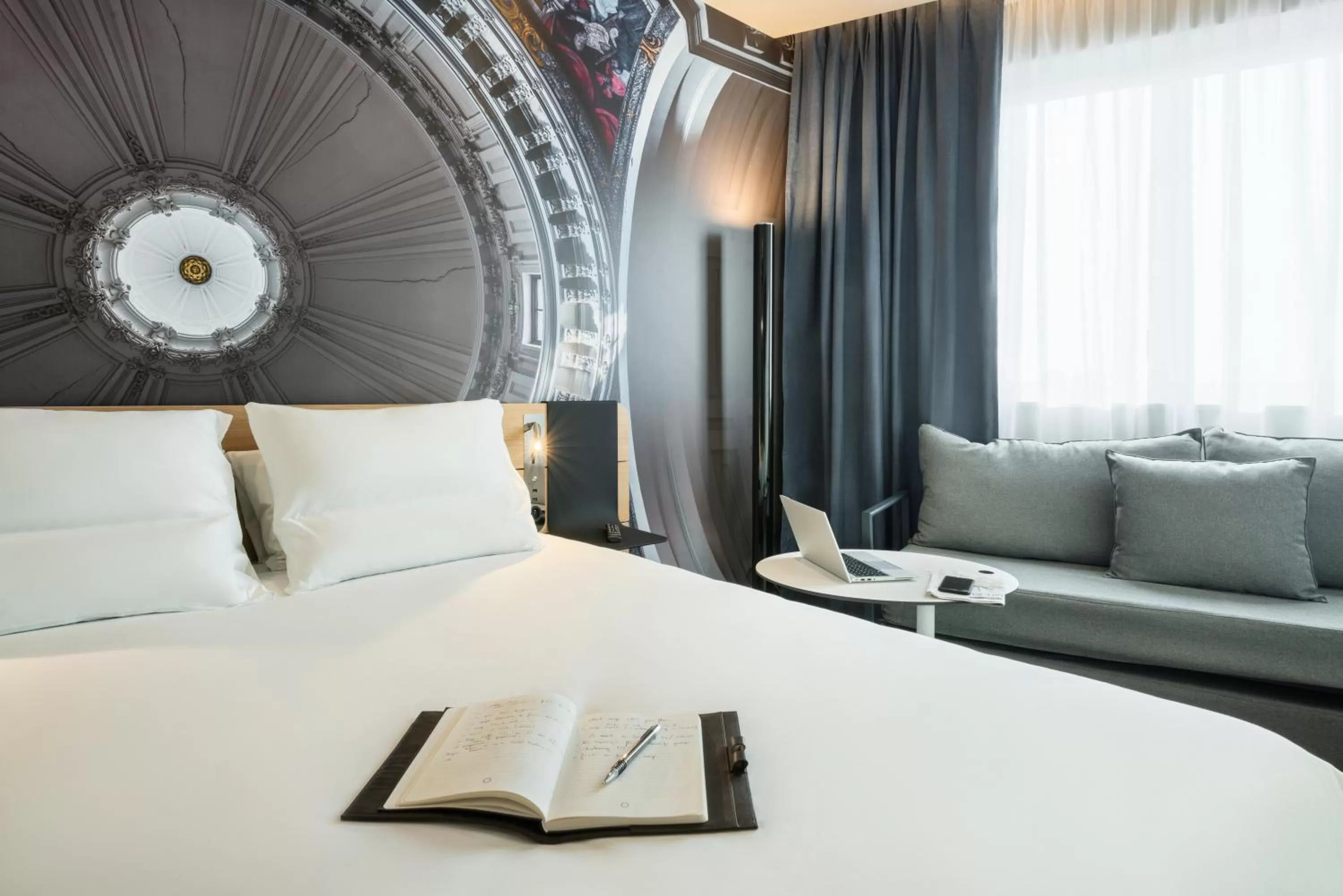 Bed in Novotel Paris 20 Belleville