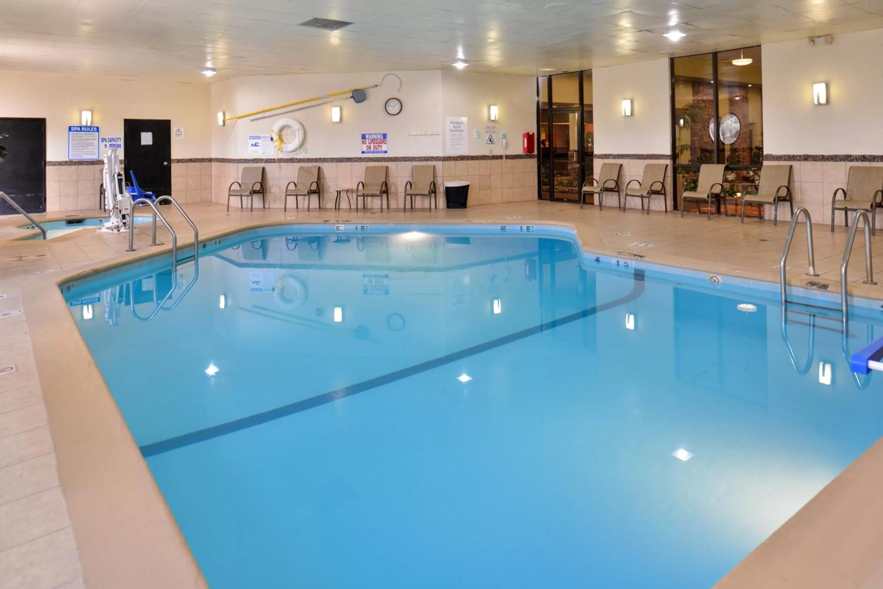 Swimming pool in Ramada Plaza by Wyndham Sheridan Hotel & Convention Center