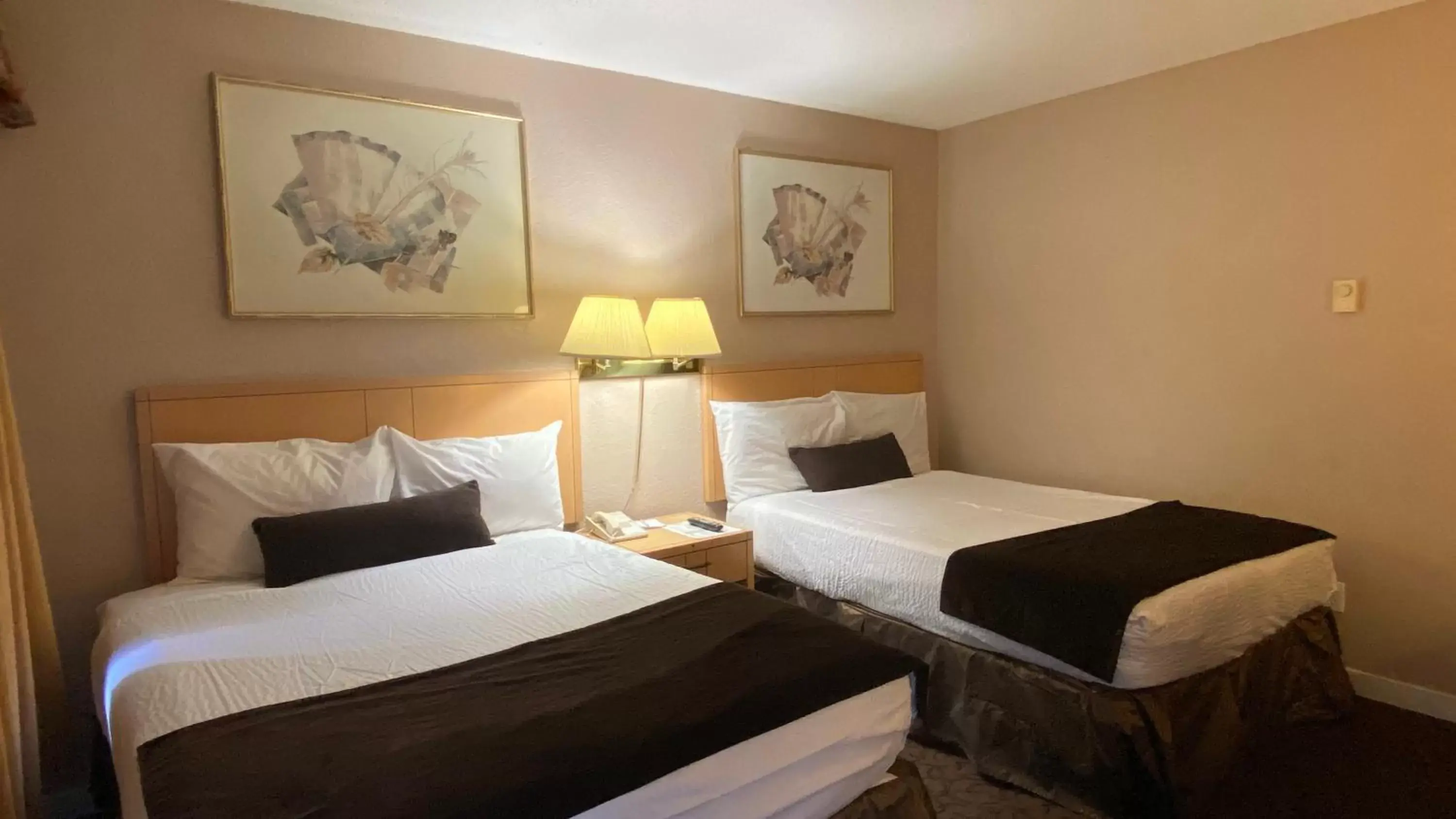 Studio with Two Double Beds - Non-Smoking in Howard Johnson by Wyndham Downtown Kamloops Studio with Two Double Beds - Non-Smoking in Howard Johnson by Wyndham Downtown Kamloops