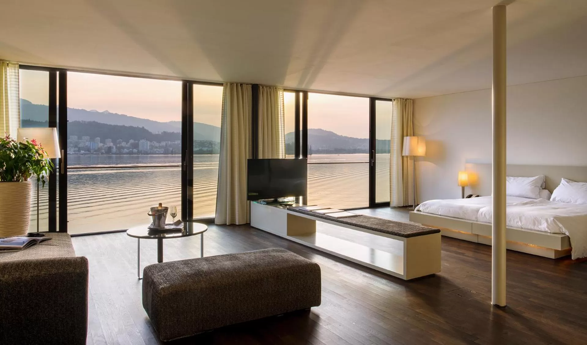 Natural landscape, Bed in HERMITAGE Lake Lucerne - Beach Club & Lifestyle Hotel