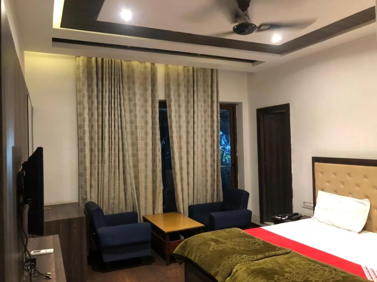 Bedroom, Bed in Hotel Rani Palace at Lake Fatehsagar