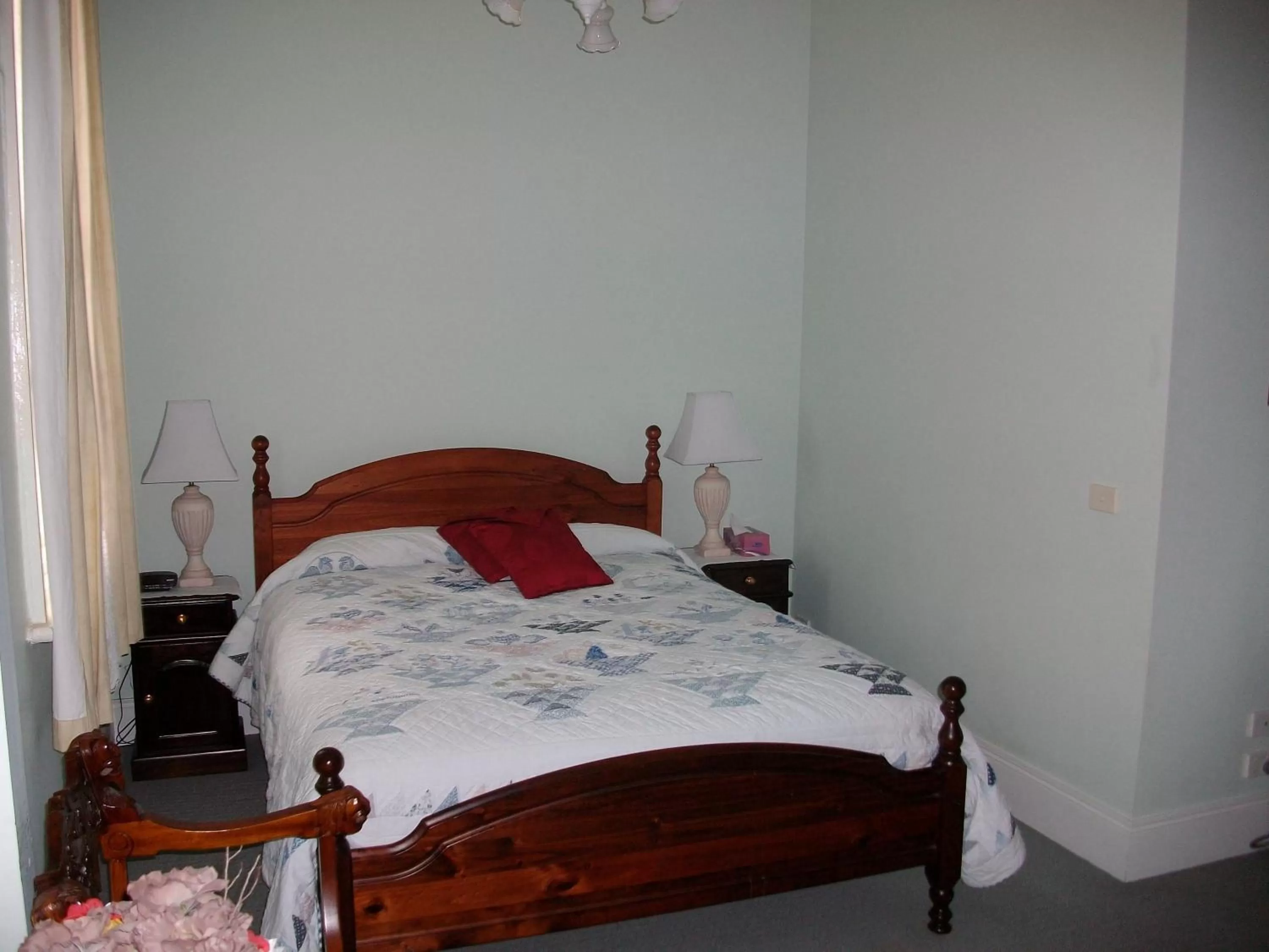 Photo of the whole room, Bed in Stella's Dromana Hotel