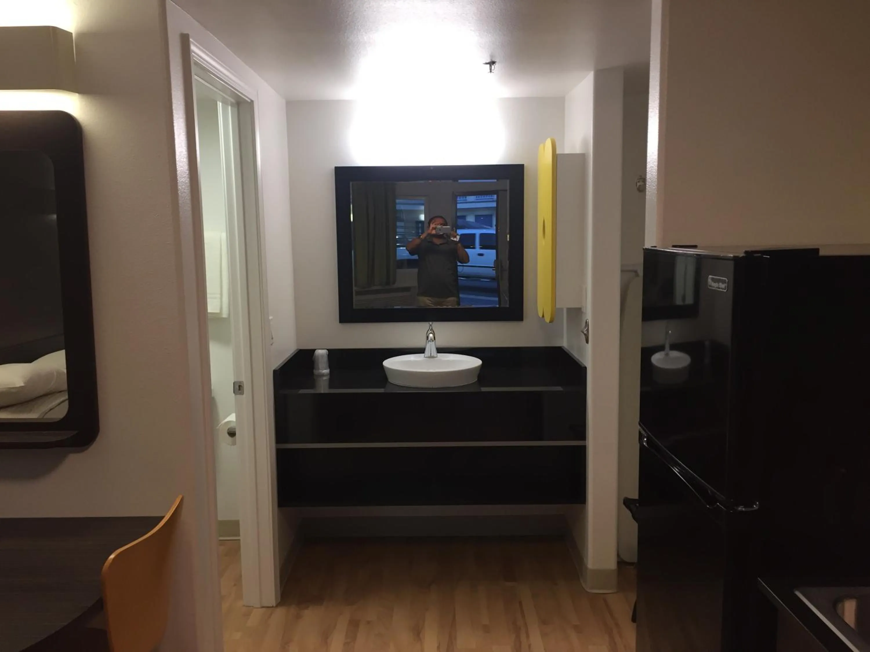 Bathroom, Bed in Studio 6 Victorville - Apple Valley