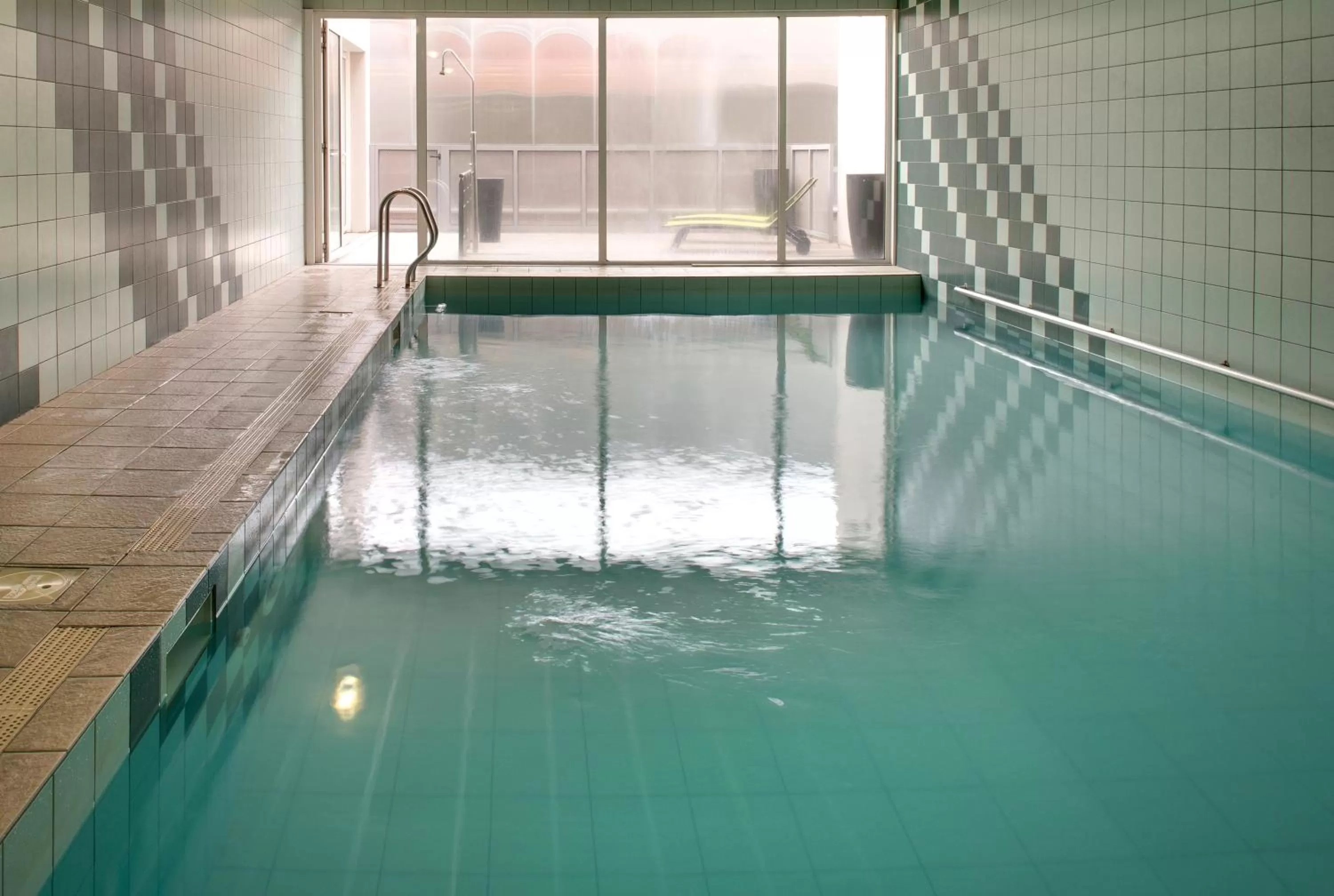 Swimming pool in Kyriad Clermont-Ferrand-Sud - La Pardieu