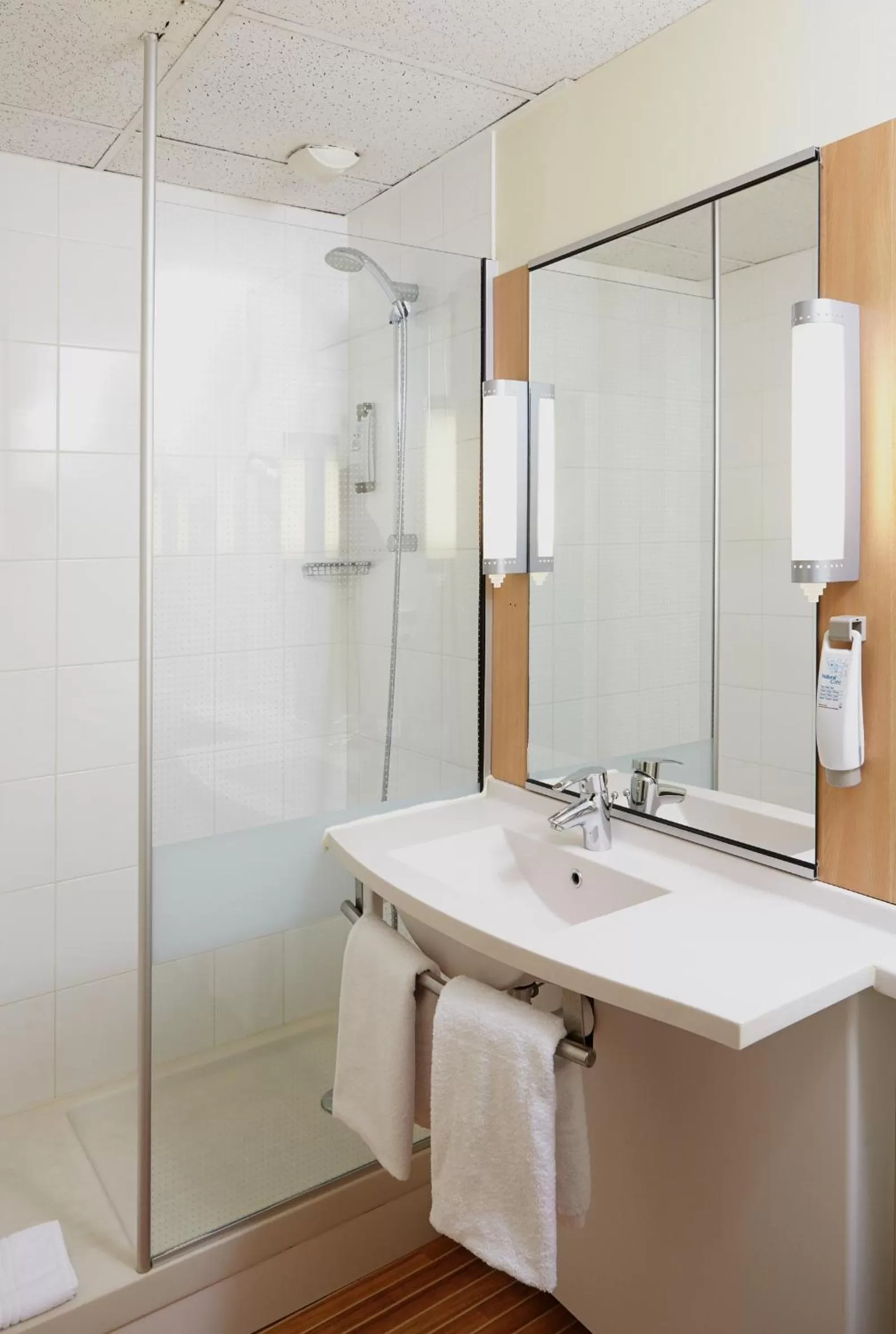 Bathroom in Ibis Saint Étienne - La Terrasse