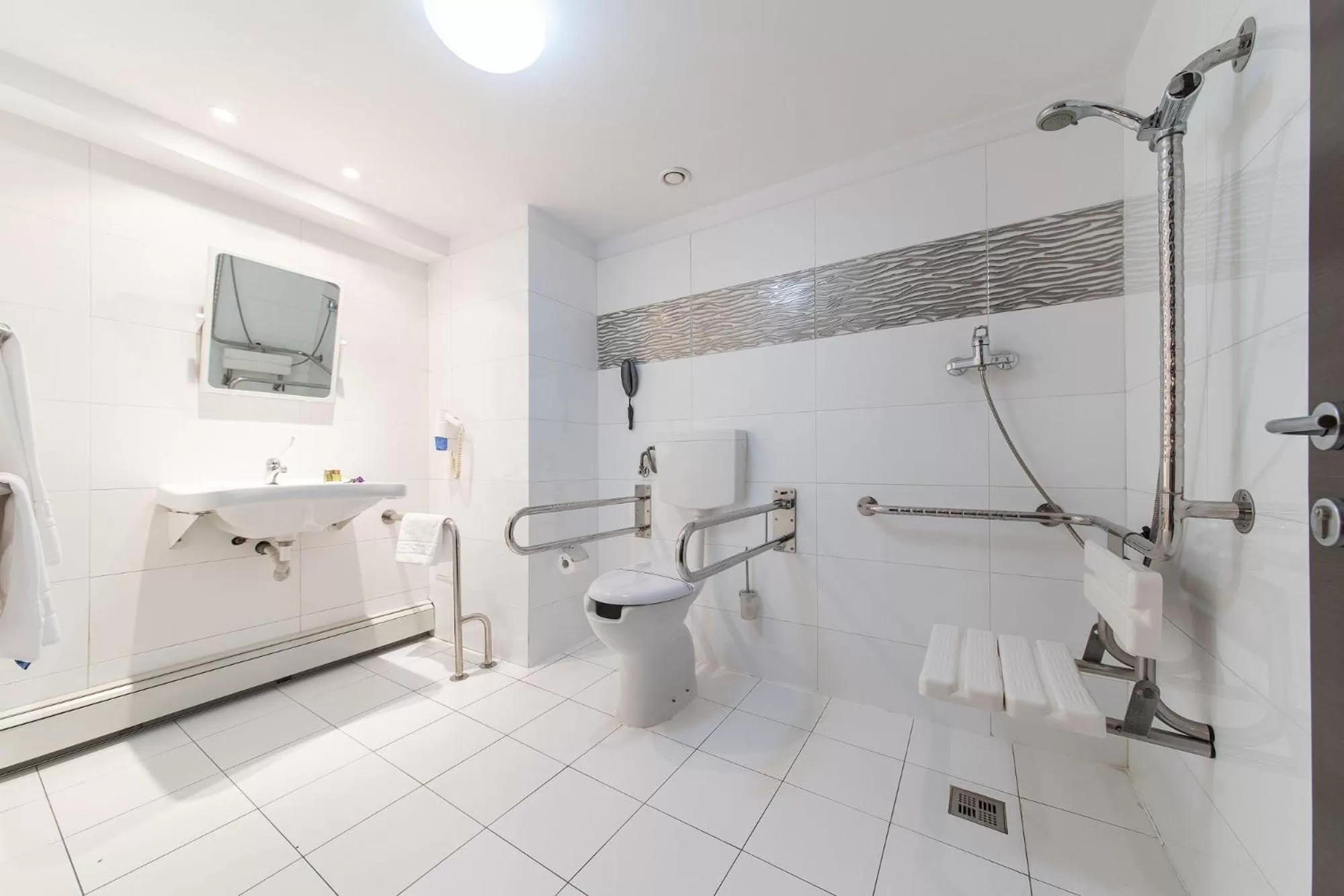 Facility for disabled guests in Hotel Parliament