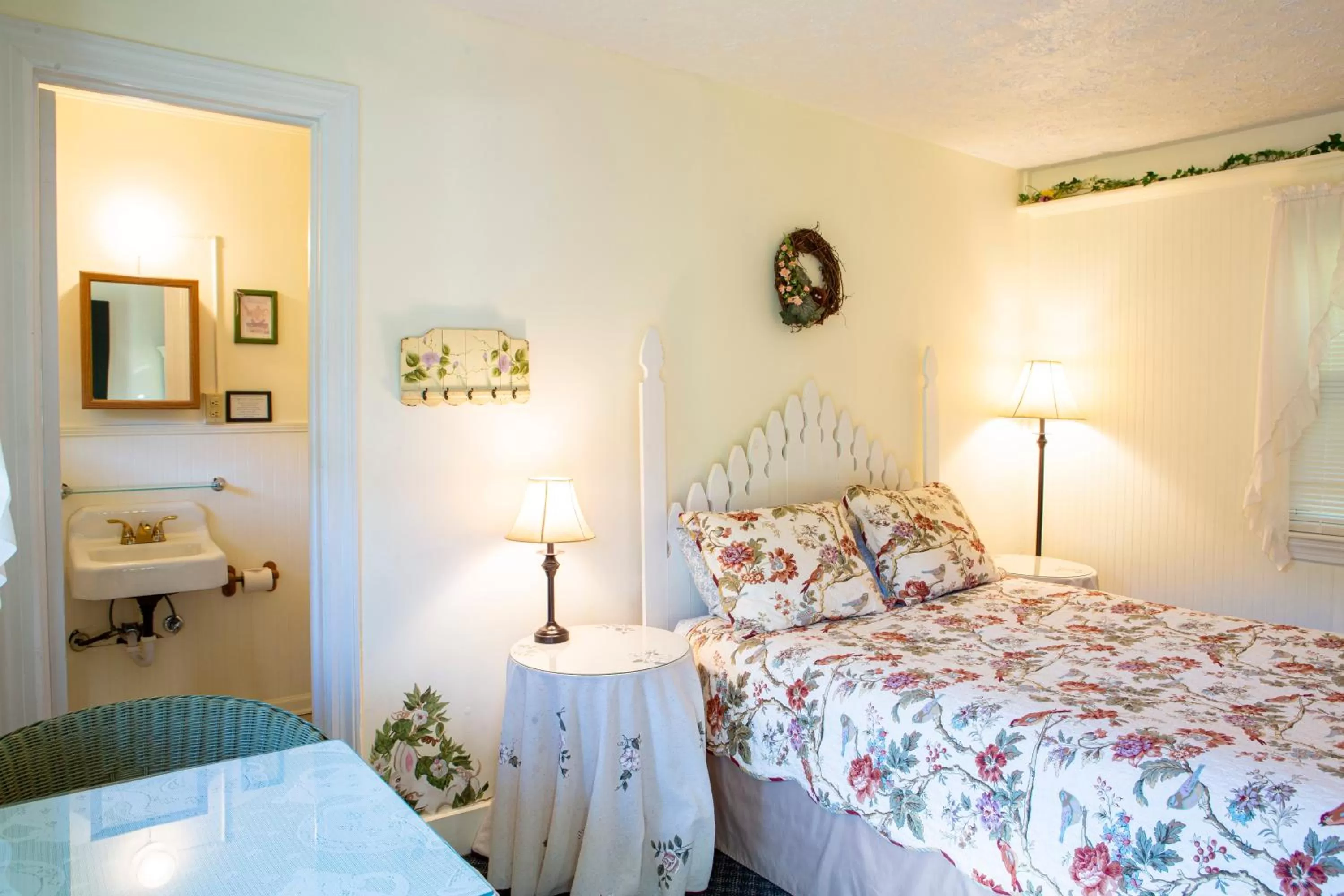 Photo of the whole room, Bed in The Chimney Rock Inn & Cottages