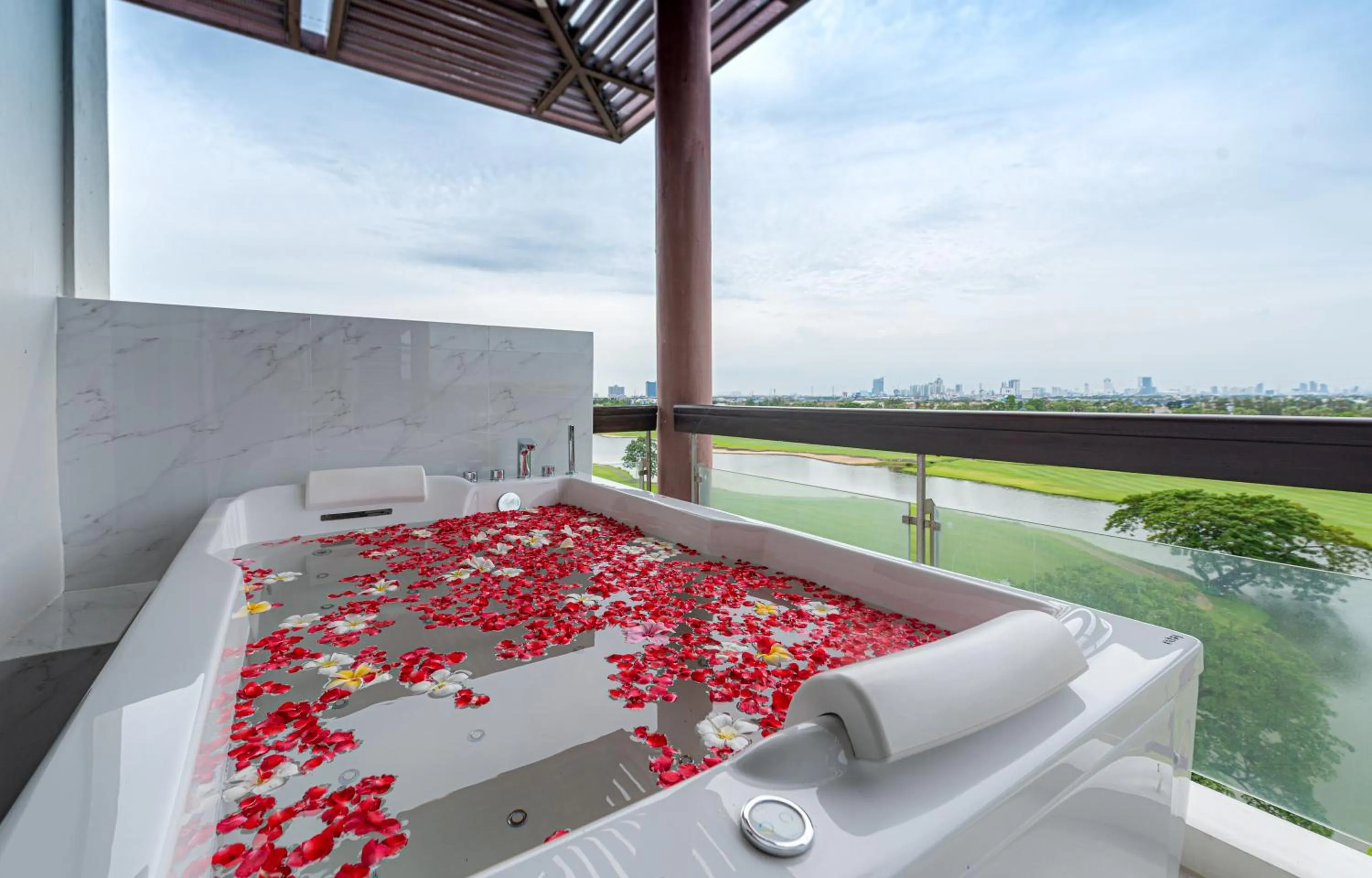 Balcony/Terrace in Summit Windmill Golf Suite Hotel at Suvarnabhumi