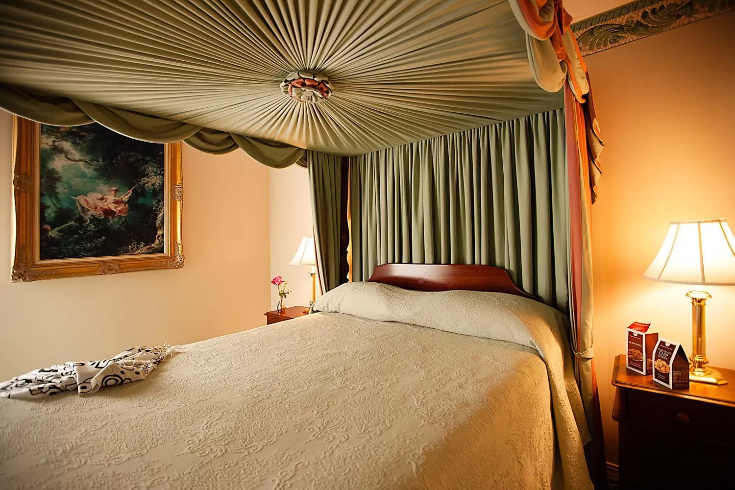 Bedroom, Bed in Monmouth Historic Inn