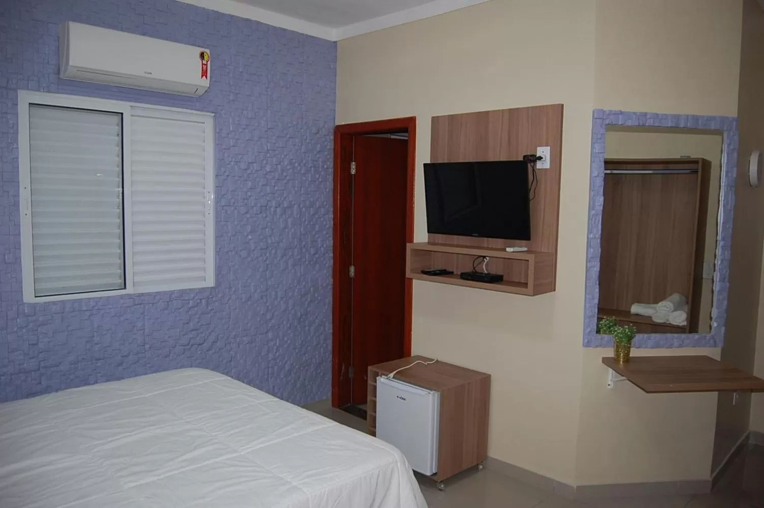 TV/Entertainment Center in Aeroporto Plaza Hotel