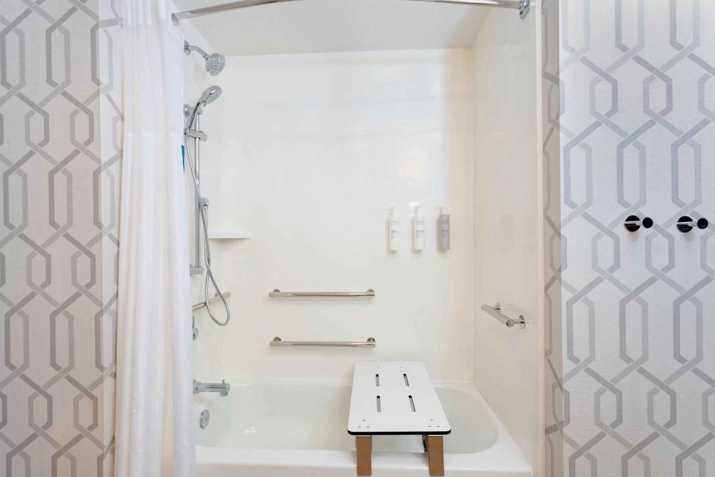 Bathroom in Hampton Inn Marianna I-10