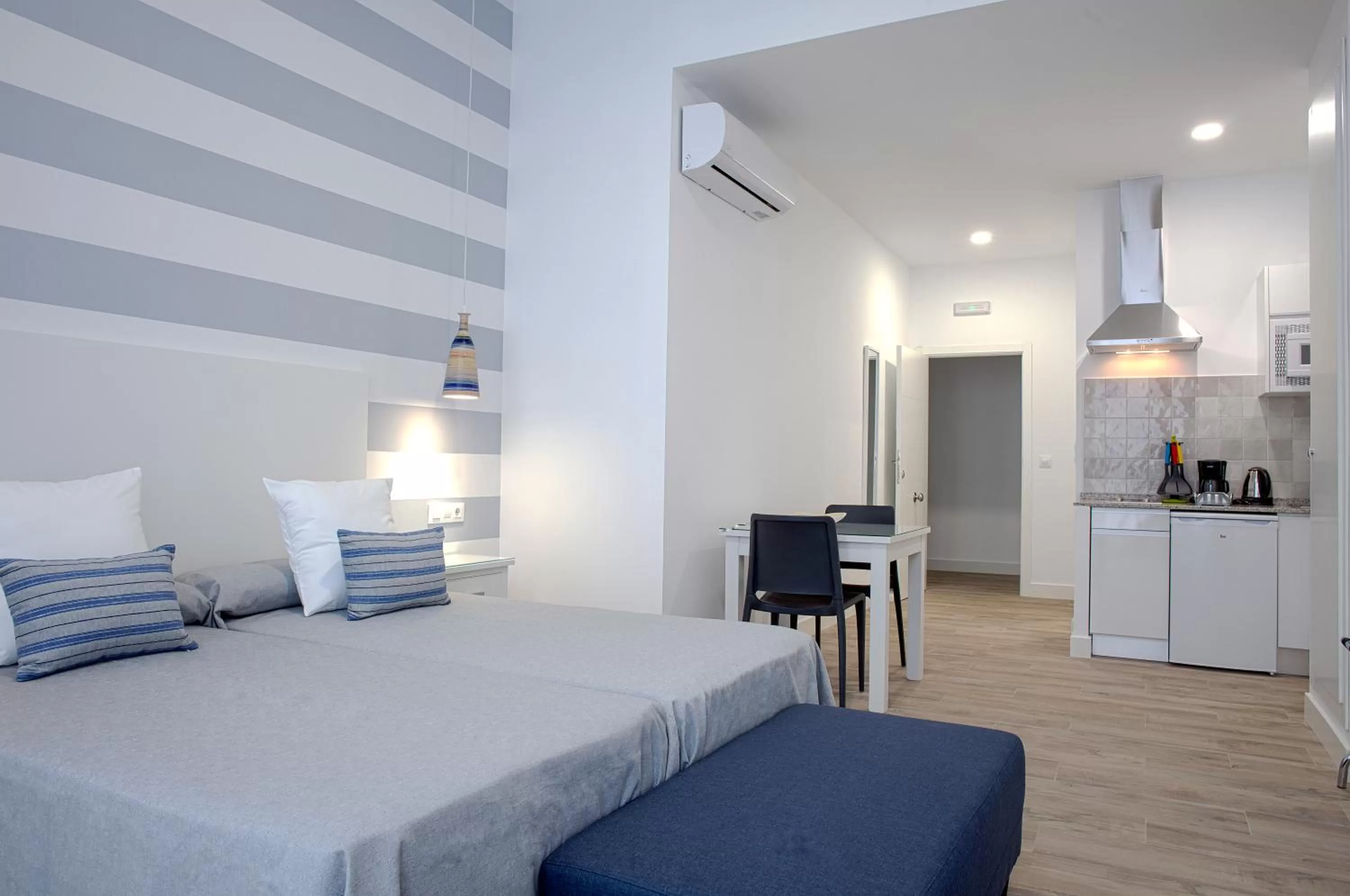 Kitchen or kitchenette, Bed in Hotel Apartamentos MPD