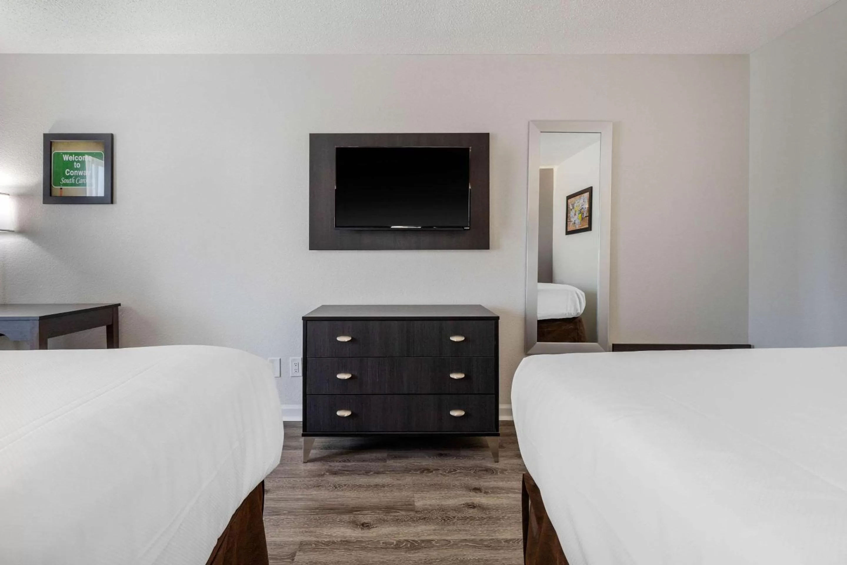 Photo of the whole room, TV/Entertainment Center in Econo Lodge at the University