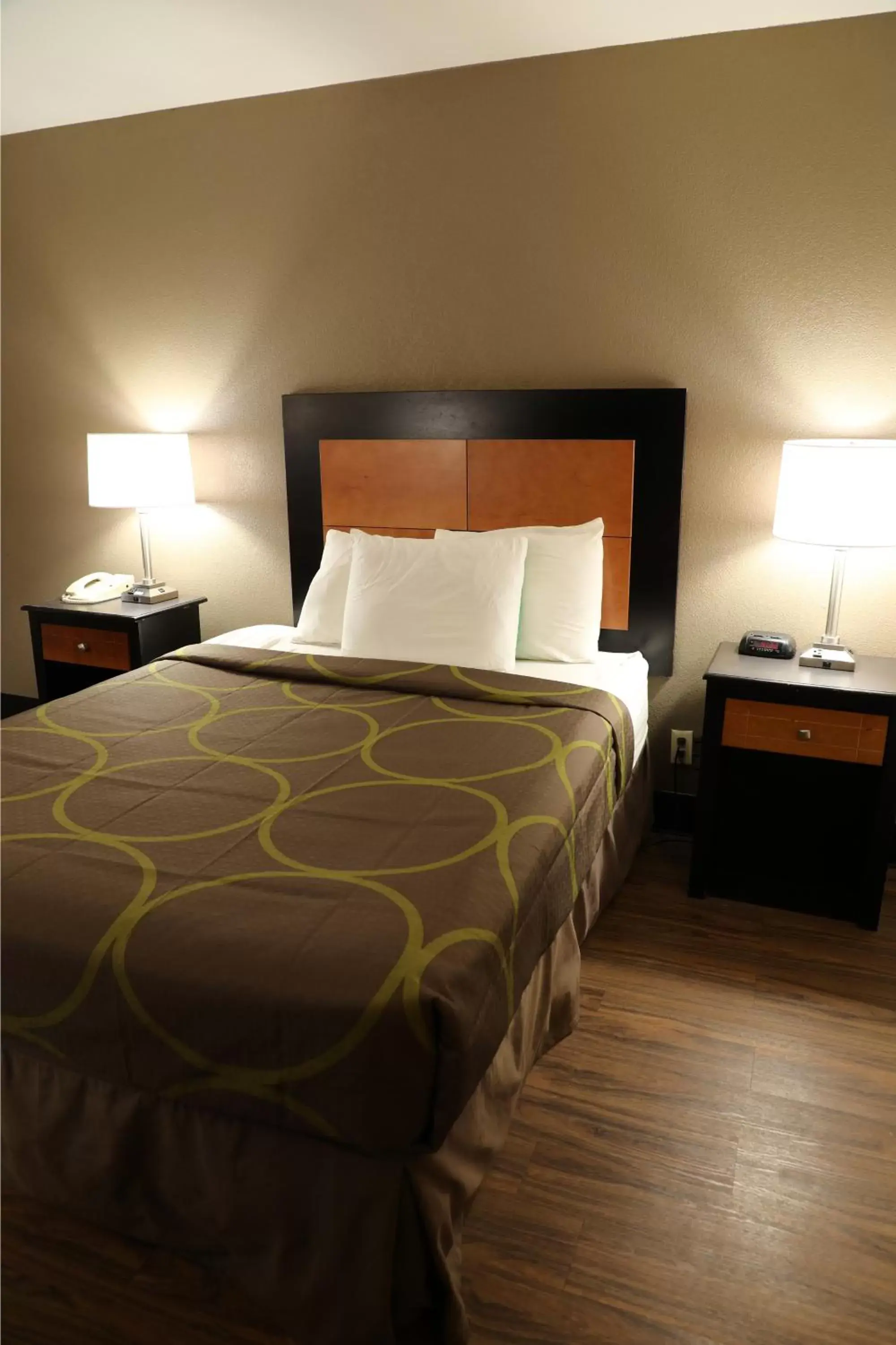 Queen Room - Non-Smoking in Econo Inn Queen Room - Non-Smoking in Econo Inn