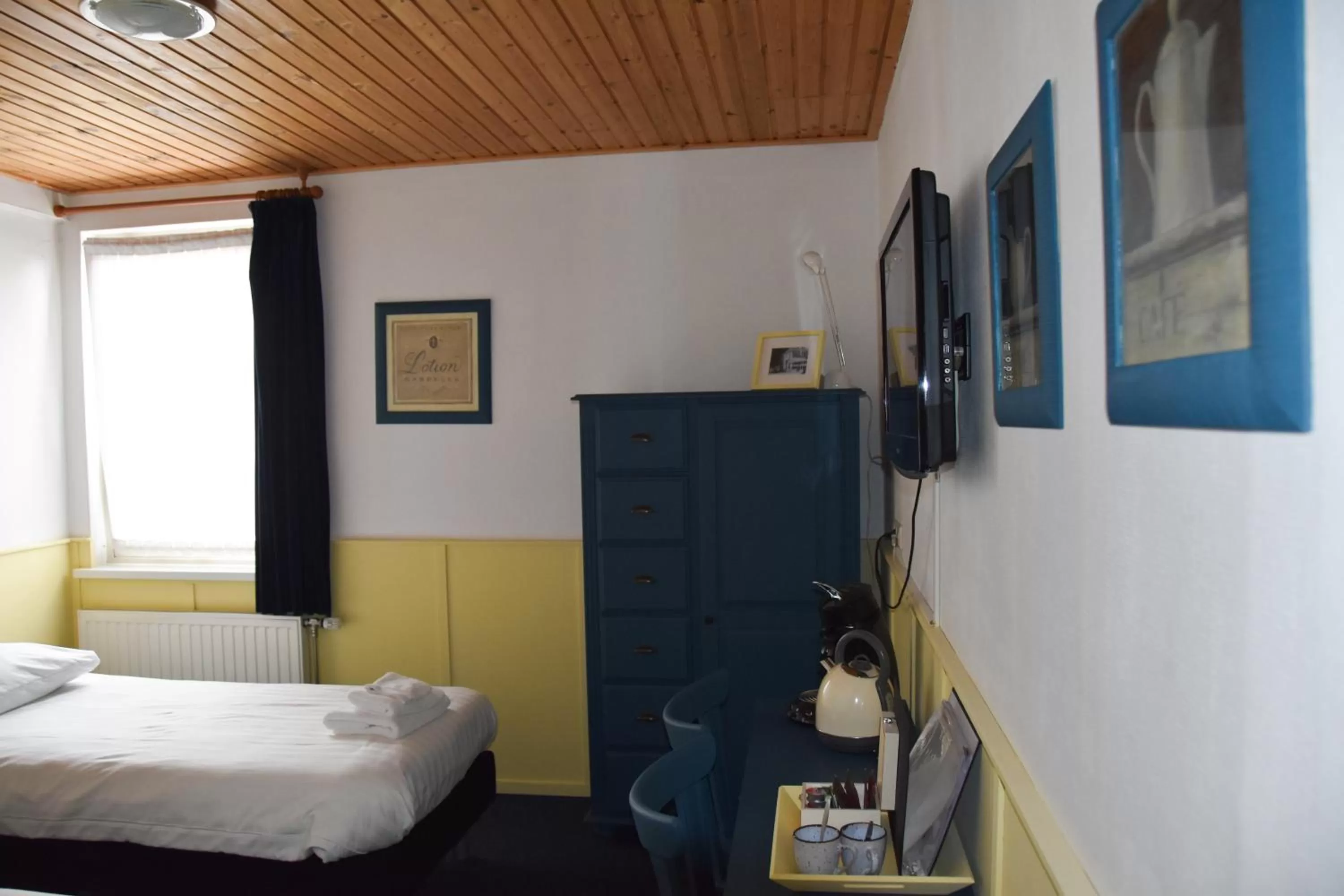 TV/Entertainment Center in Hotel Verhoeven