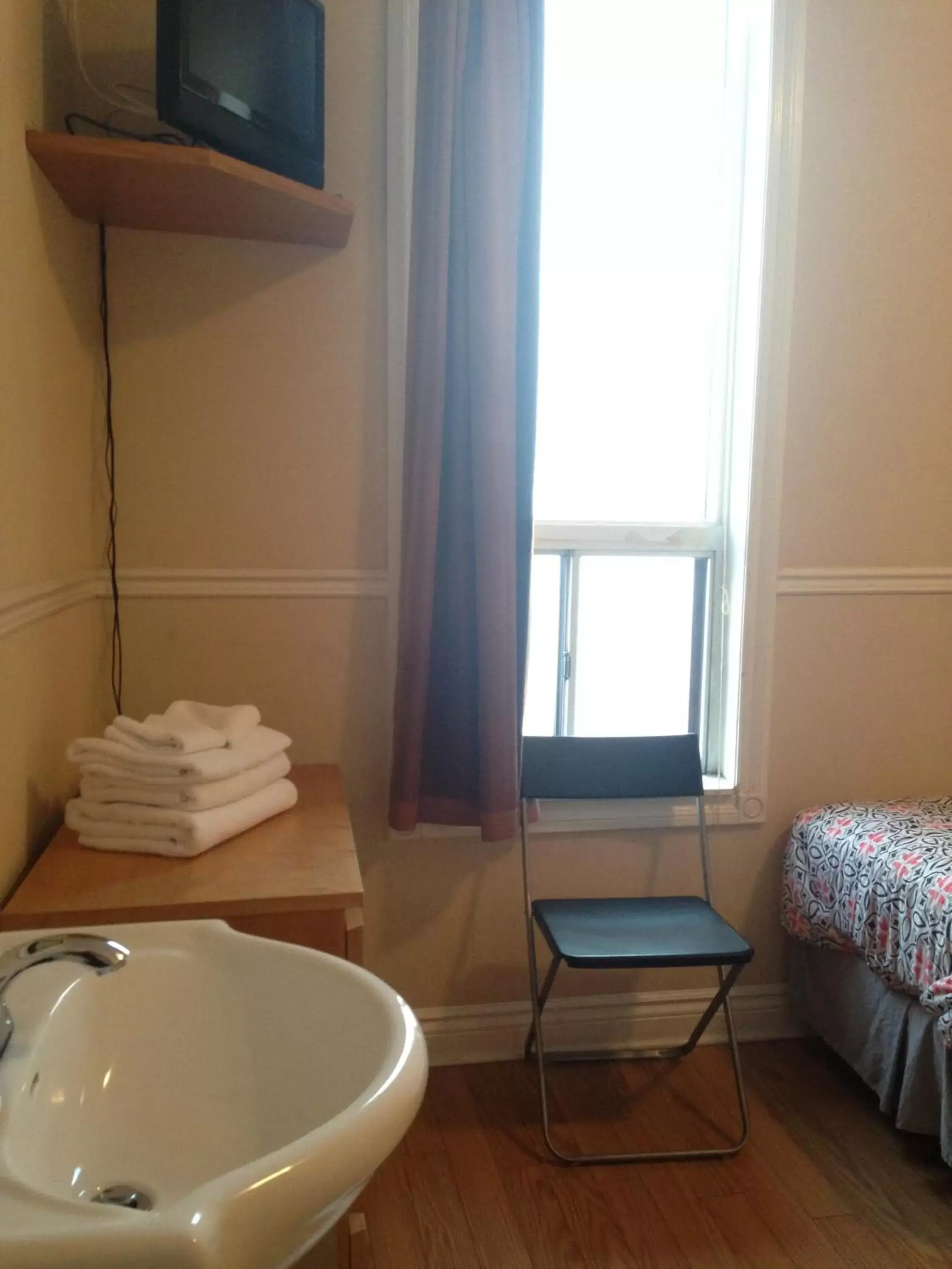 Basic Double or Twin Room with Two Single Beds and Shared Bathroom in The Rex Hotel Jazz & Blues Bar Basic Double or Twin Room with Two Single Beds and Shared Bathroom in The Rex Hotel Jazz & Blues Bar