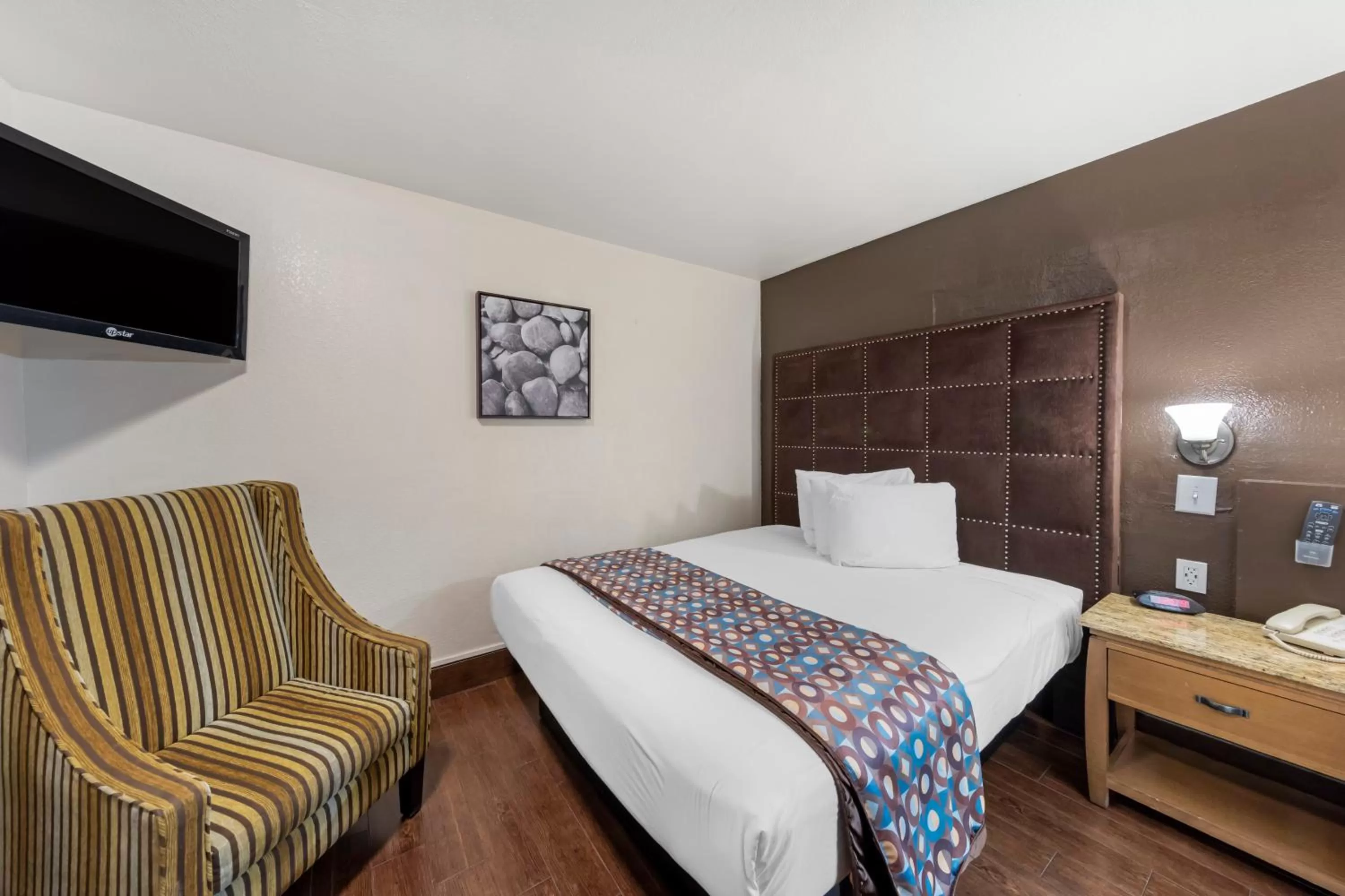 Photo of the whole room, Bed in Anaheim Discovery Inn and Suites