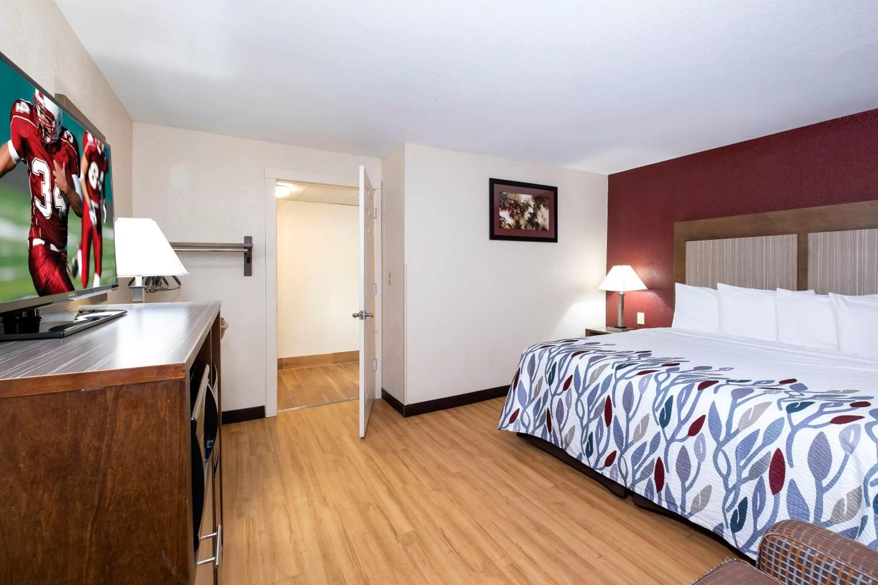 Bedroom, Bed in Red Roof Inn Neptune - Jersey Shore