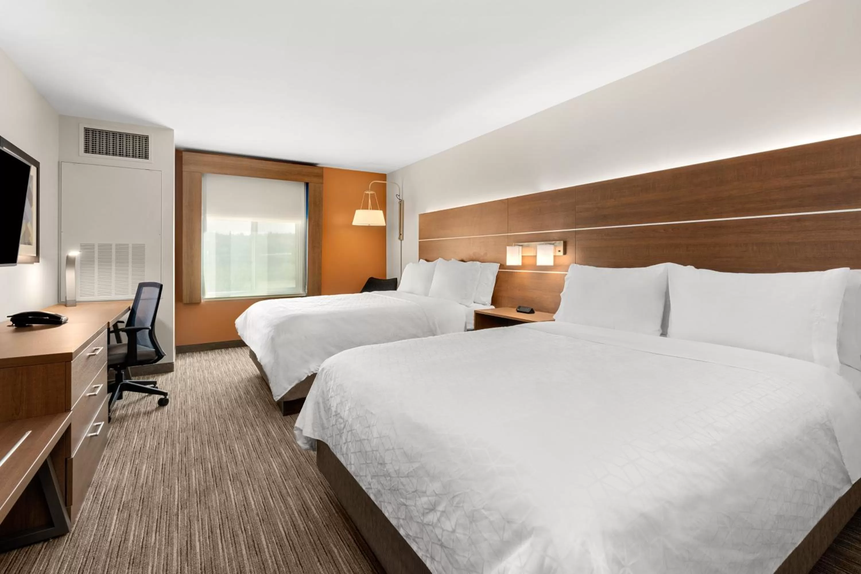 Photo of the whole room, Bed in Holiday Inn Express and Suites Sumner by IHG