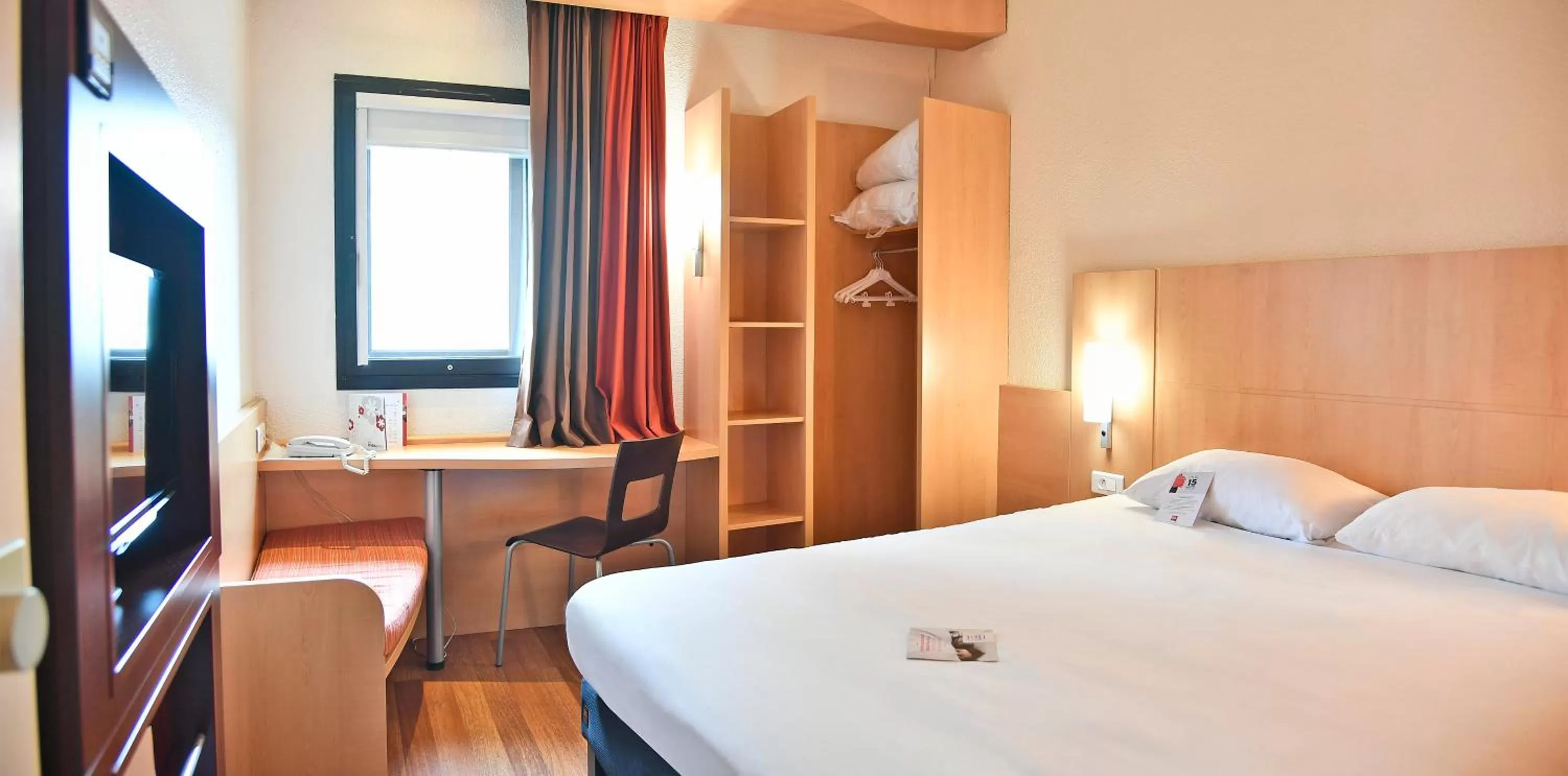 Shower, Bed in ibis Saint Quentin Basilique